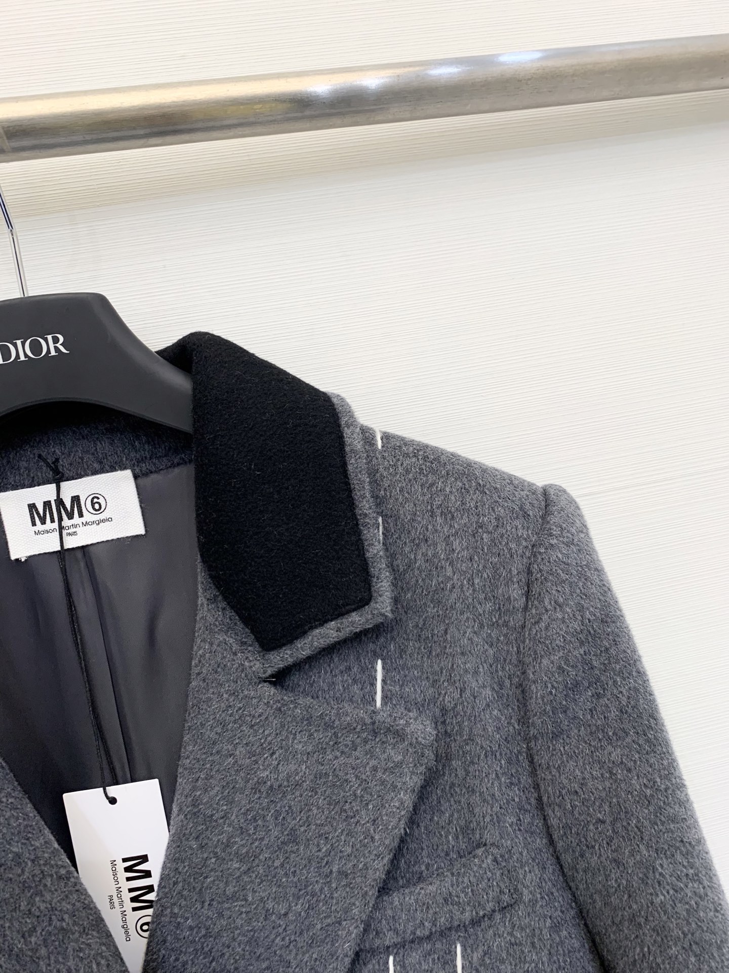 MM6 2025秋冬新款 明线翻领廓形羊毛大衣 100%羊毛 明线勾勒复古翻领与双口袋双排扣 赋予衣身自