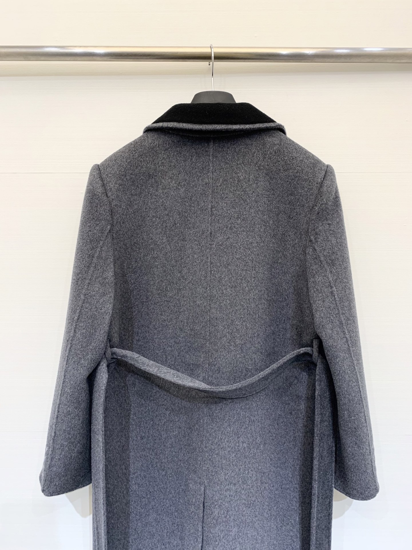MM6 2025秋冬新款 明线翻领廓形羊毛大衣 100%羊毛 明线勾勒复古翻领与双口袋双排扣 赋予衣身自