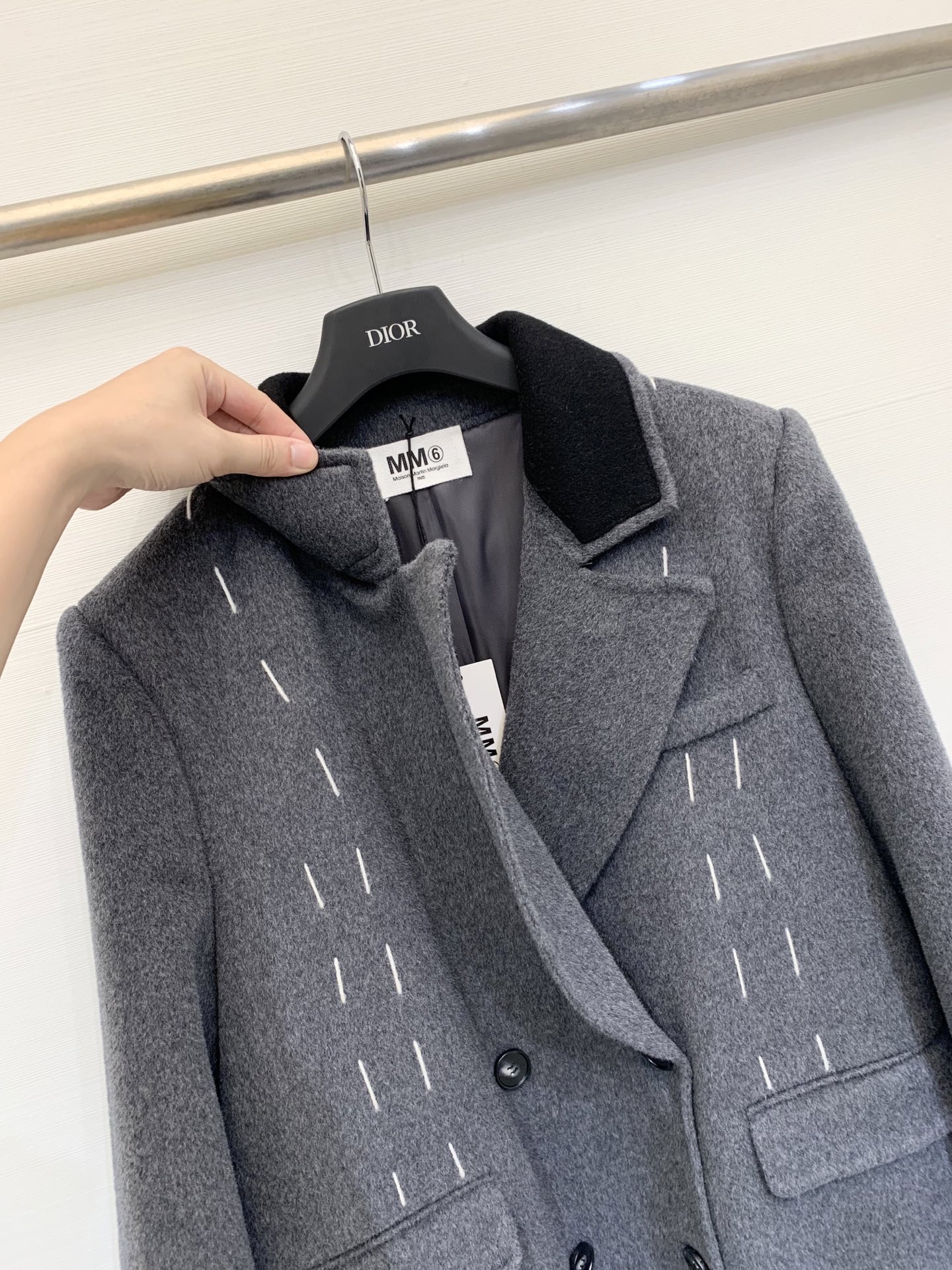 MM6 2025秋冬新款 明线翻领廓形羊毛大衣 100%羊毛 明线勾勒复古翻领与双口袋双排扣 赋予衣身自