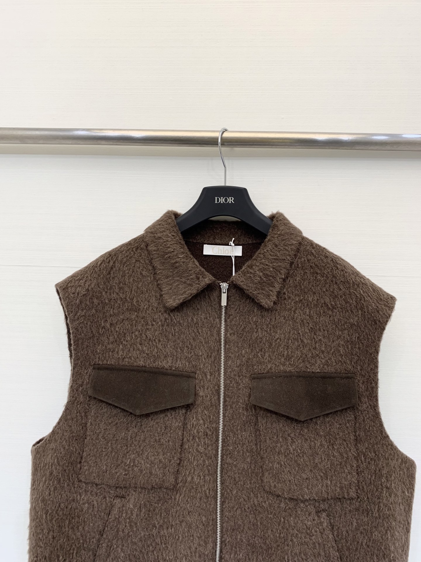 Chloe 25秋冬新款 翻领双面羊驼毛马甲开衫外套 羊驼羊毛混纺面料 撞色双口袋设计 宽松版型显瘦减龄