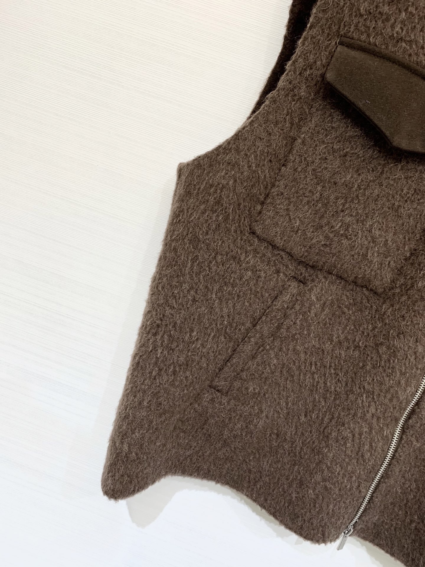 Chloe 25秋冬新款 翻领双面羊驼毛马甲开衫外套 羊驼羊毛混纺面料 撞色双口袋设计 宽松版型显瘦减龄