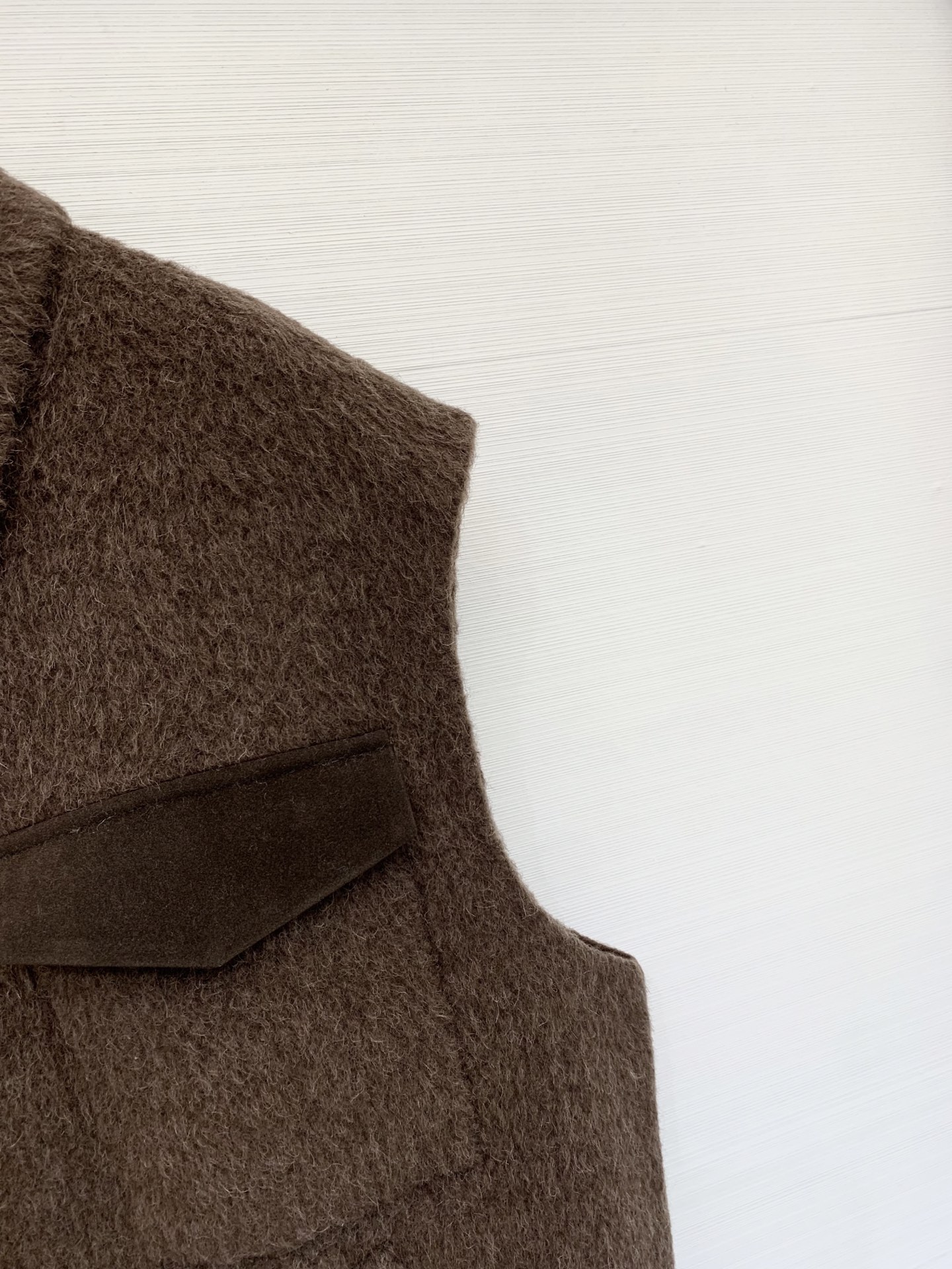 Chloe 25秋冬新款 翻领双面羊驼毛马甲开衫外套 羊驼羊毛混纺面料 撞色双口袋设计 宽松版型显瘦减龄