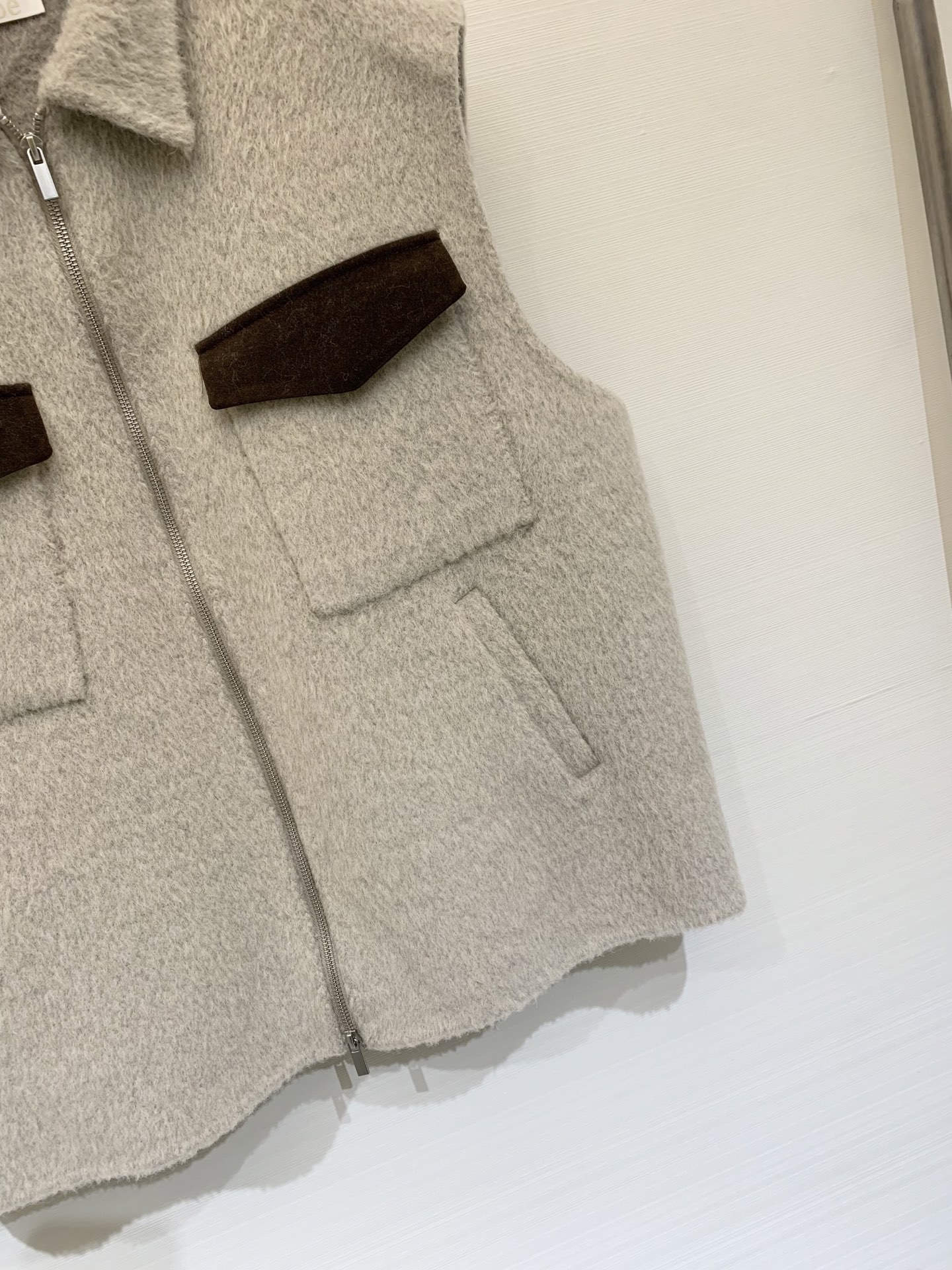 Chloe 25秋冬新款 翻领双面羊驼毛马甲开衫外套 羊驼羊毛混纺面料 撞色双口袋设计 宽松版型显瘦减龄