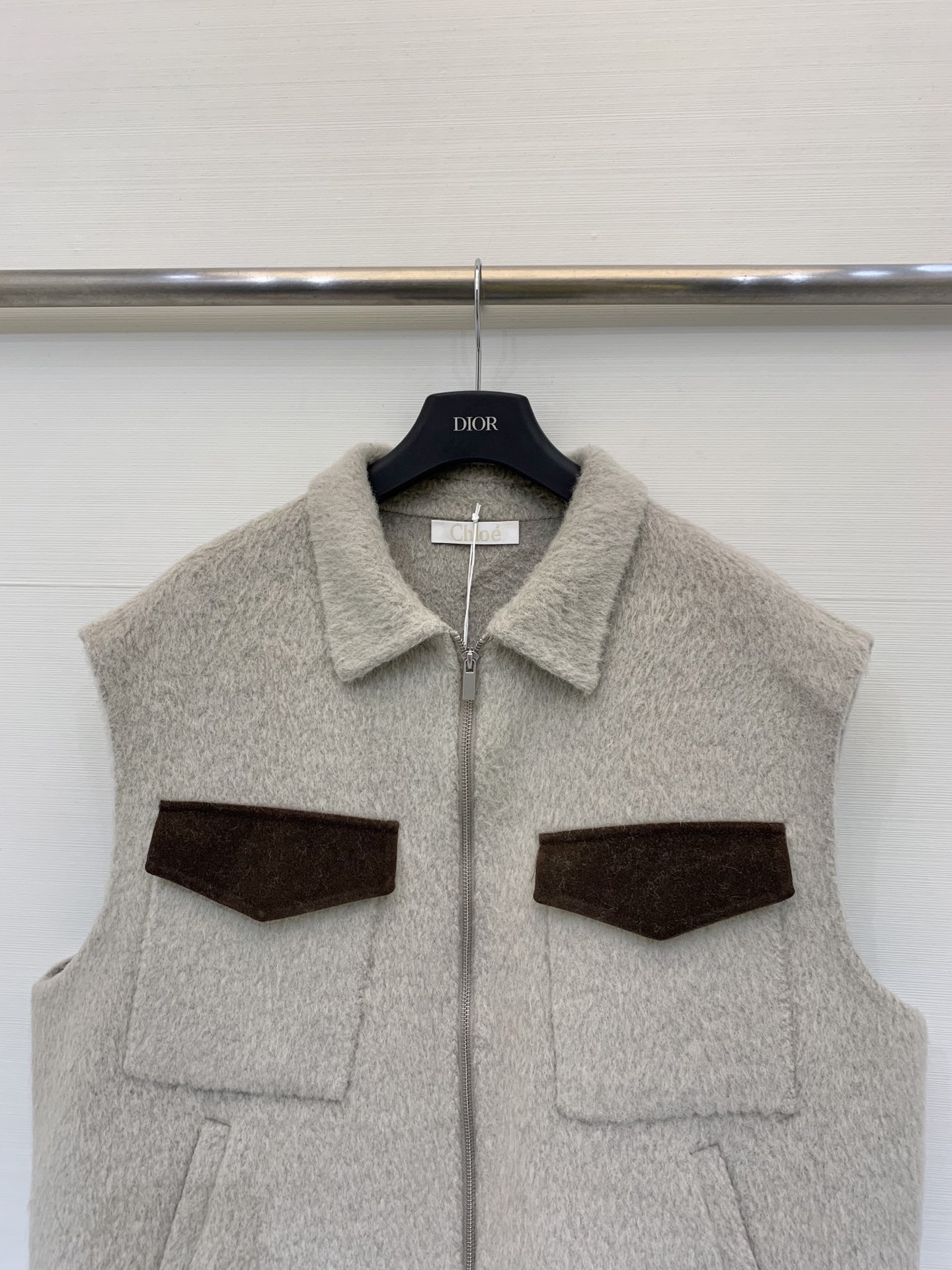 Chloe 25秋冬新款 翻领双面羊驼毛马甲开衫外套 羊驼羊毛混纺面料 撞色双口袋设计 宽松版型显瘦减龄