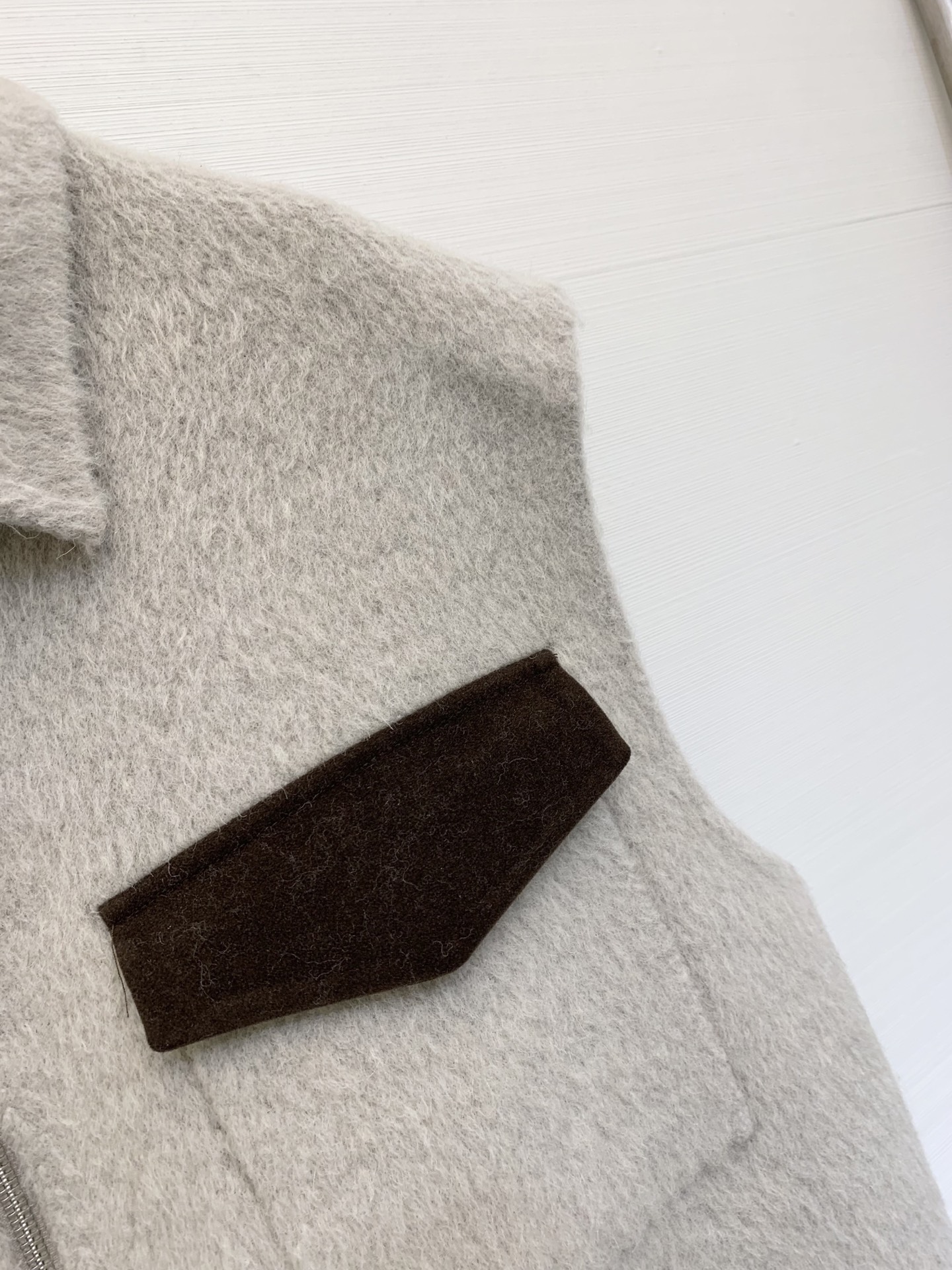 Chloe 25秋冬新款 翻领双面羊驼毛马甲开衫外套 羊驼羊毛混纺面料 撞色双口袋设计 宽松版型显瘦减龄