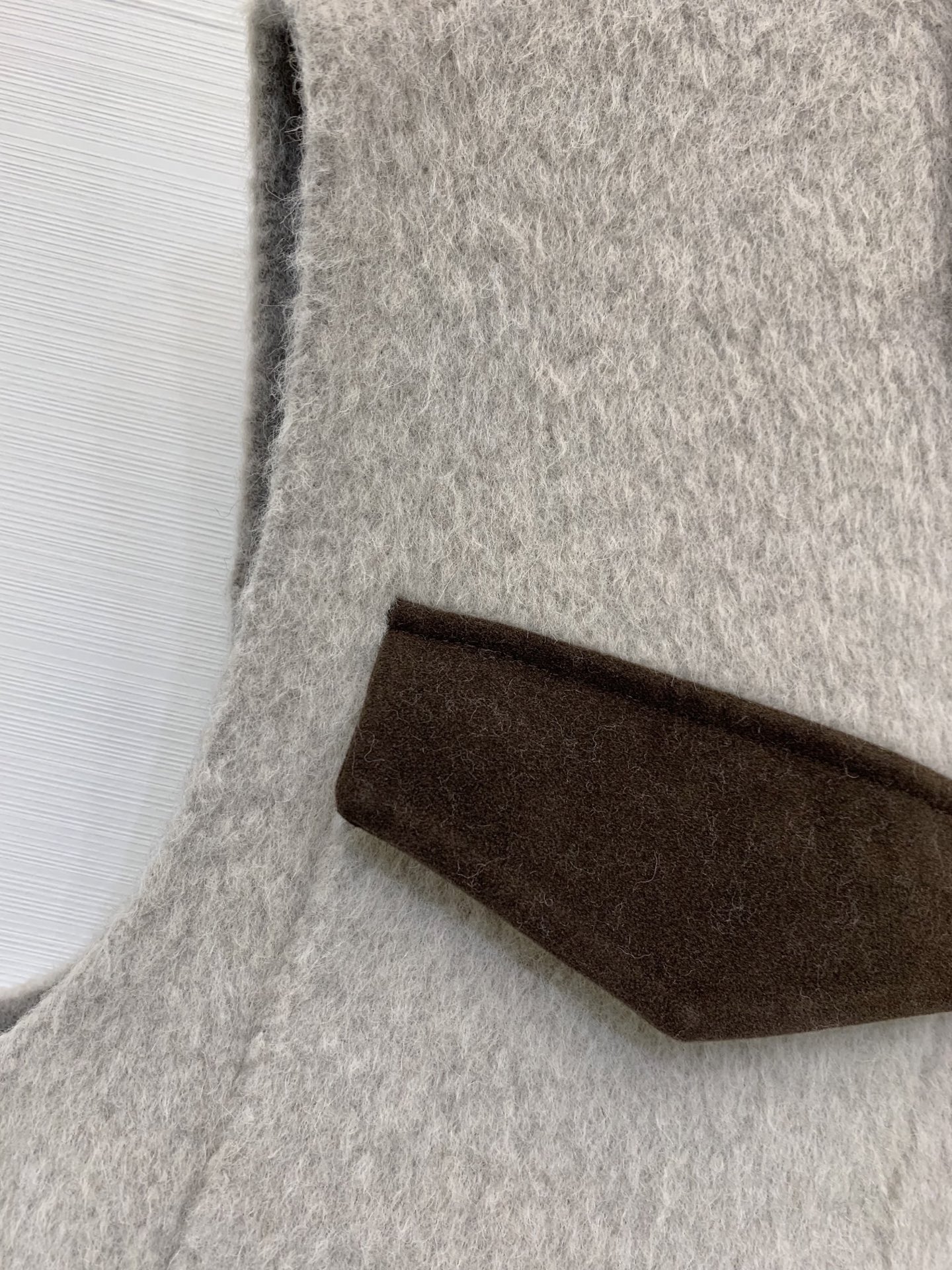 Chloe 25秋冬新款 翻领双面羊驼毛马甲开衫外套 羊驼羊毛混纺面料 撞色双口袋设计 宽松版型显瘦减龄