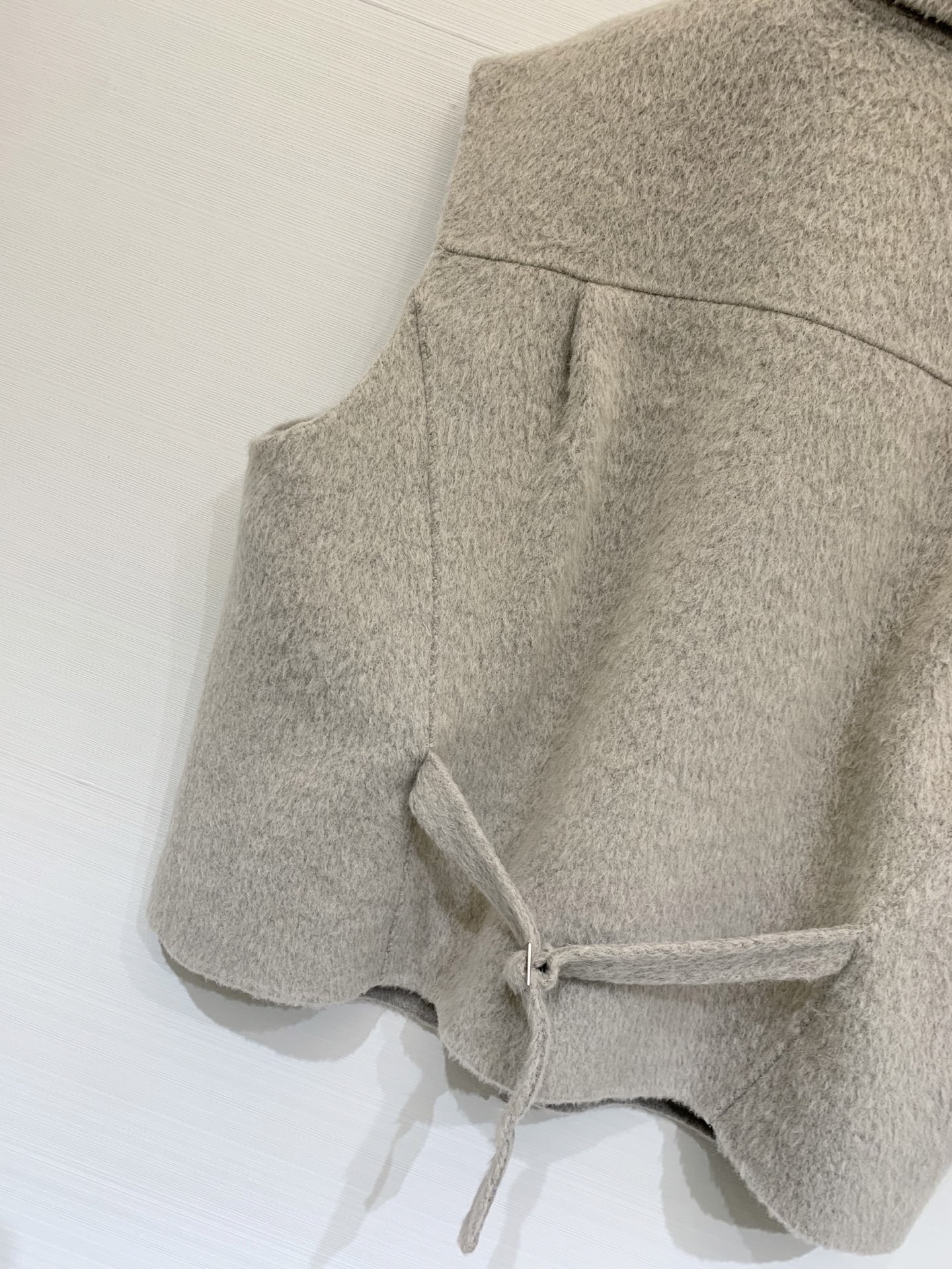 Chloe 25秋冬新款 翻领双面羊驼毛马甲开衫外套 羊驼羊毛混纺面料 撞色双口袋设计 宽松版型显瘦减龄