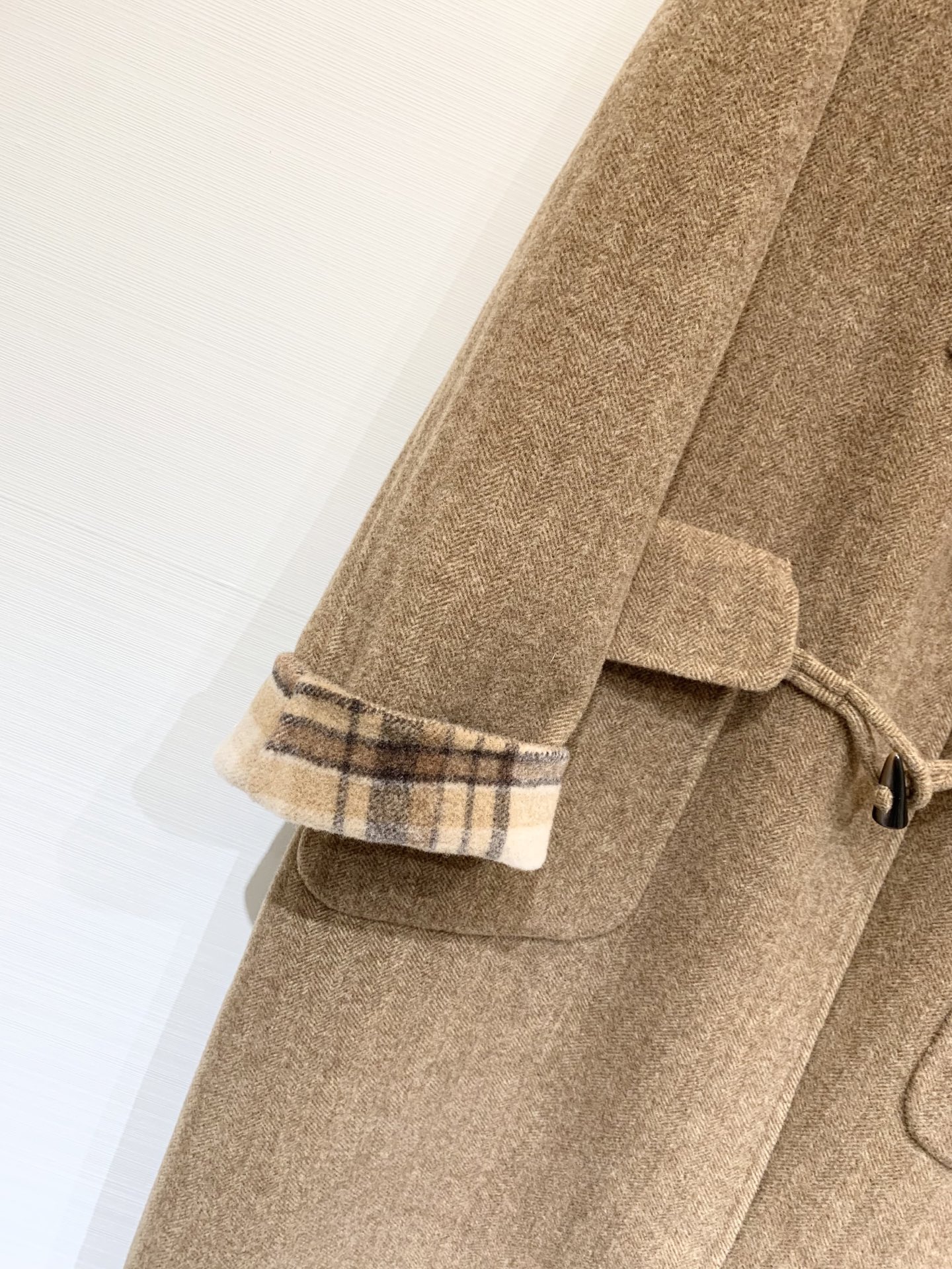 Chloe 25秋冬新款 经典牛角扣羊驼毛连帽大衣 内外相互交映经典格纹 精纺羊驼毛羊毛混纺面料 温暖舒