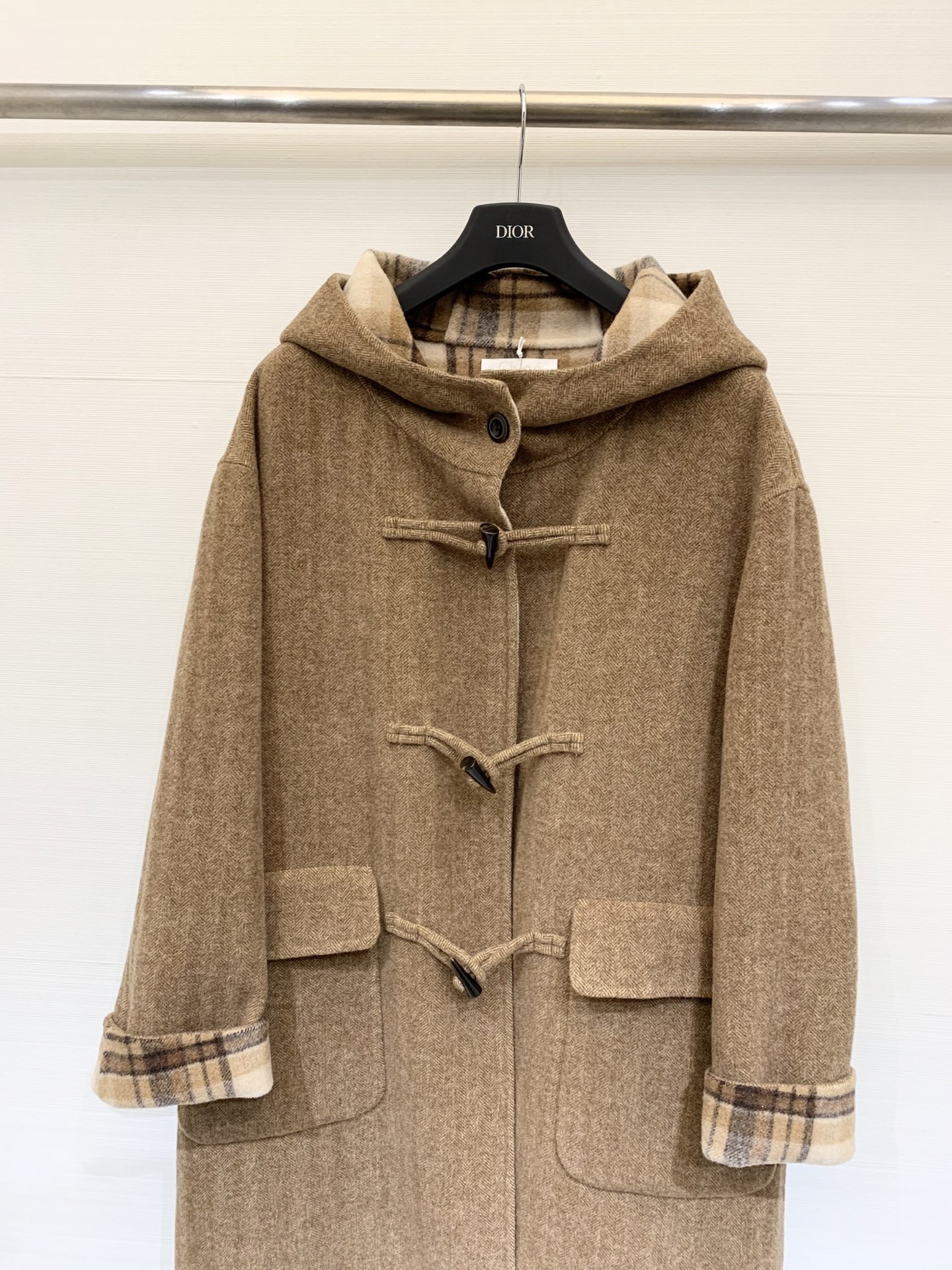 Chloe 25秋冬新款 经典牛角扣羊驼毛连帽大衣 内外相互交映经典格纹 精纺羊驼毛羊毛混纺面料 温暖舒