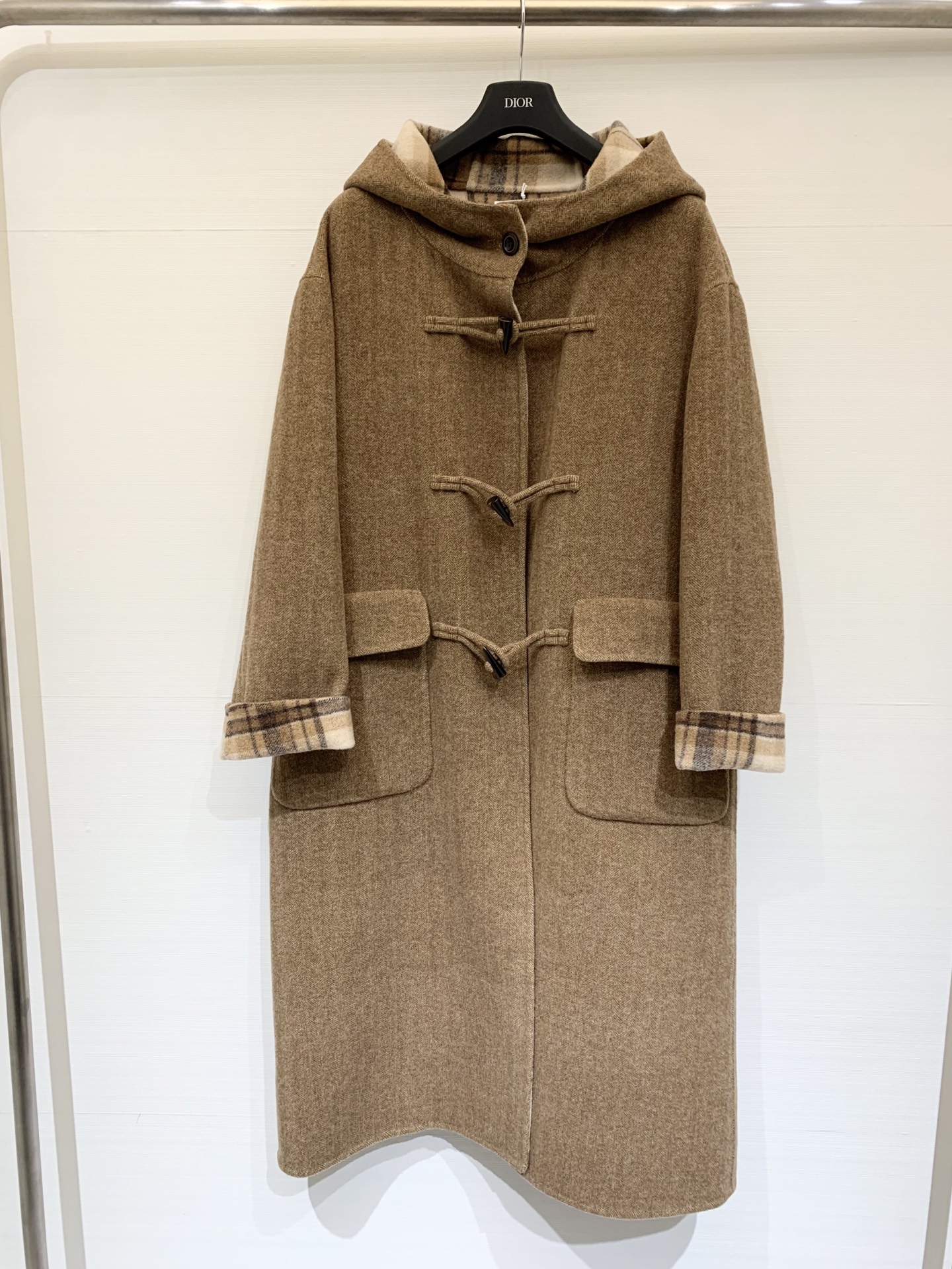 Chloe 25秋冬新款 经典牛角扣羊驼毛连帽大衣 内外相互交映经典格纹 精纺羊驼毛羊毛混纺面料 温暖舒