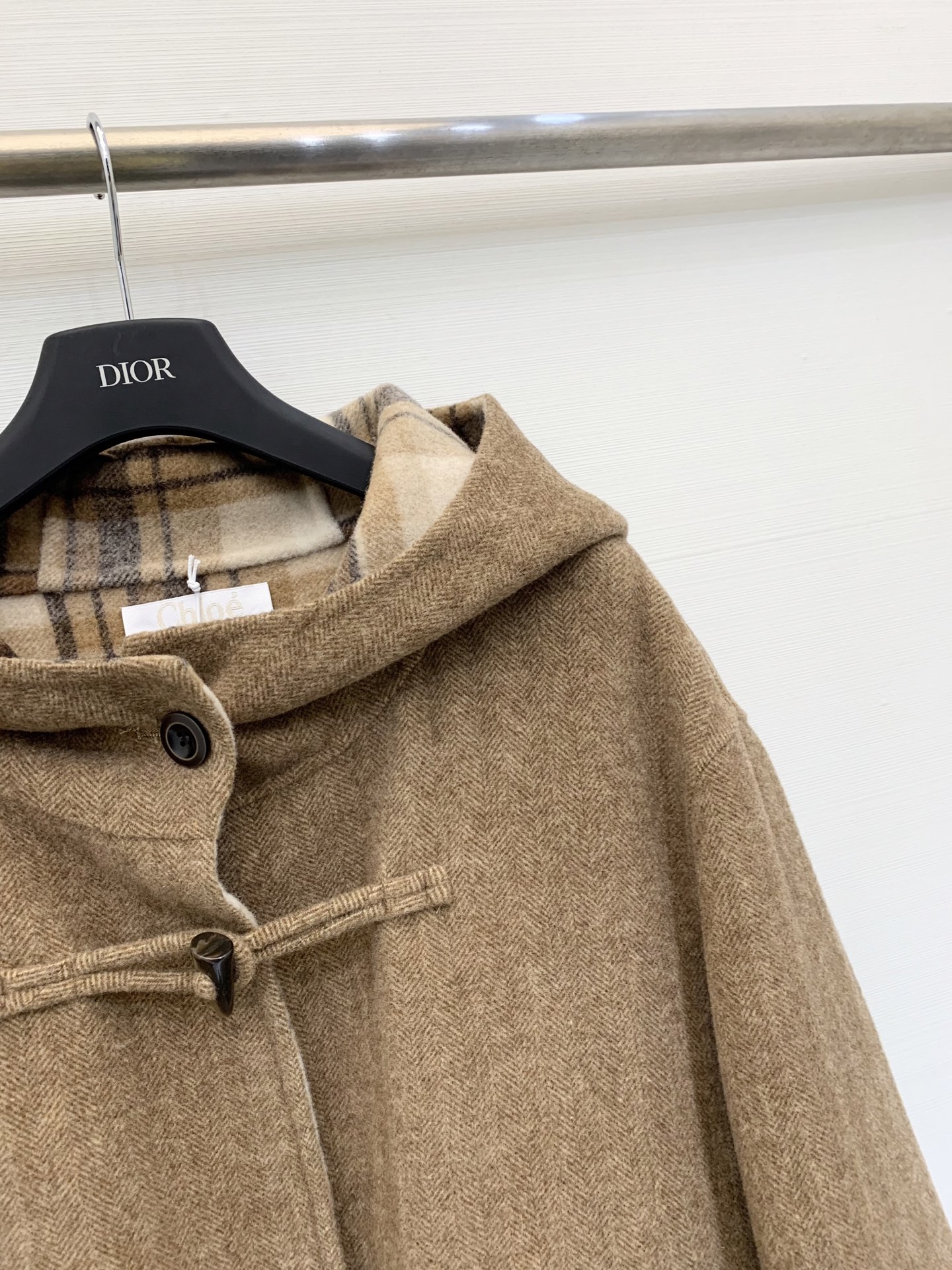 Chloe 25秋冬新款 经典牛角扣羊驼毛连帽大衣 内外相互交映经典格纹 精纺羊驼毛羊毛混纺面料 温暖舒