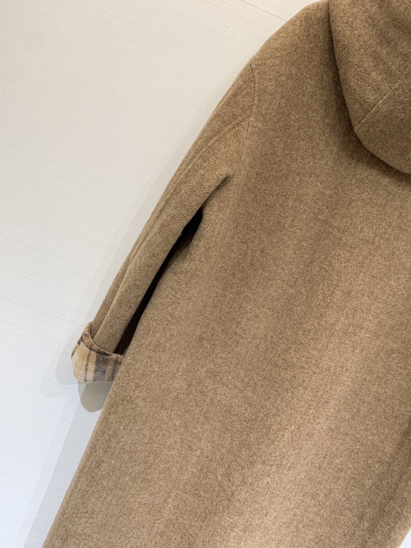 Chloe 25秋冬新款 经典牛角扣羊驼毛连帽大衣 内外相互交映经典格纹 精纺羊驼毛羊毛混纺面料 温暖舒