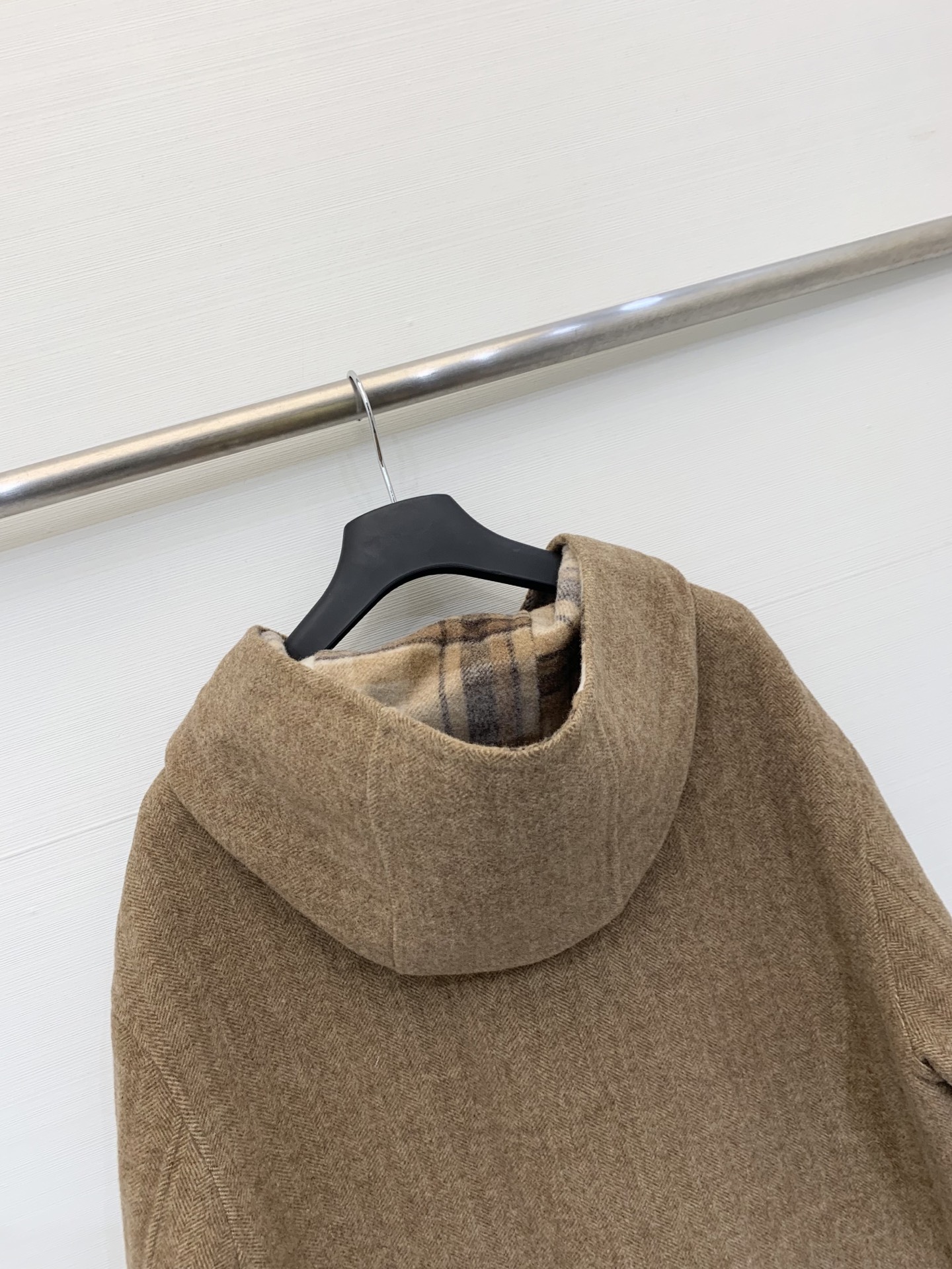 Chloe 25秋冬新款 经典牛角扣羊驼毛连帽大衣 内外相互交映经典格纹 精纺羊驼毛羊毛混纺面料 温暖舒