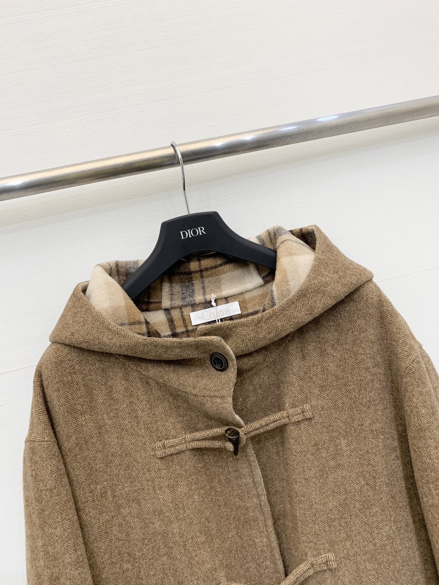 Chloe 25秋冬新款 经典牛角扣羊驼毛连帽大衣 内外相互交映经典格纹 精纺羊驼毛羊毛混纺面料 温暖舒