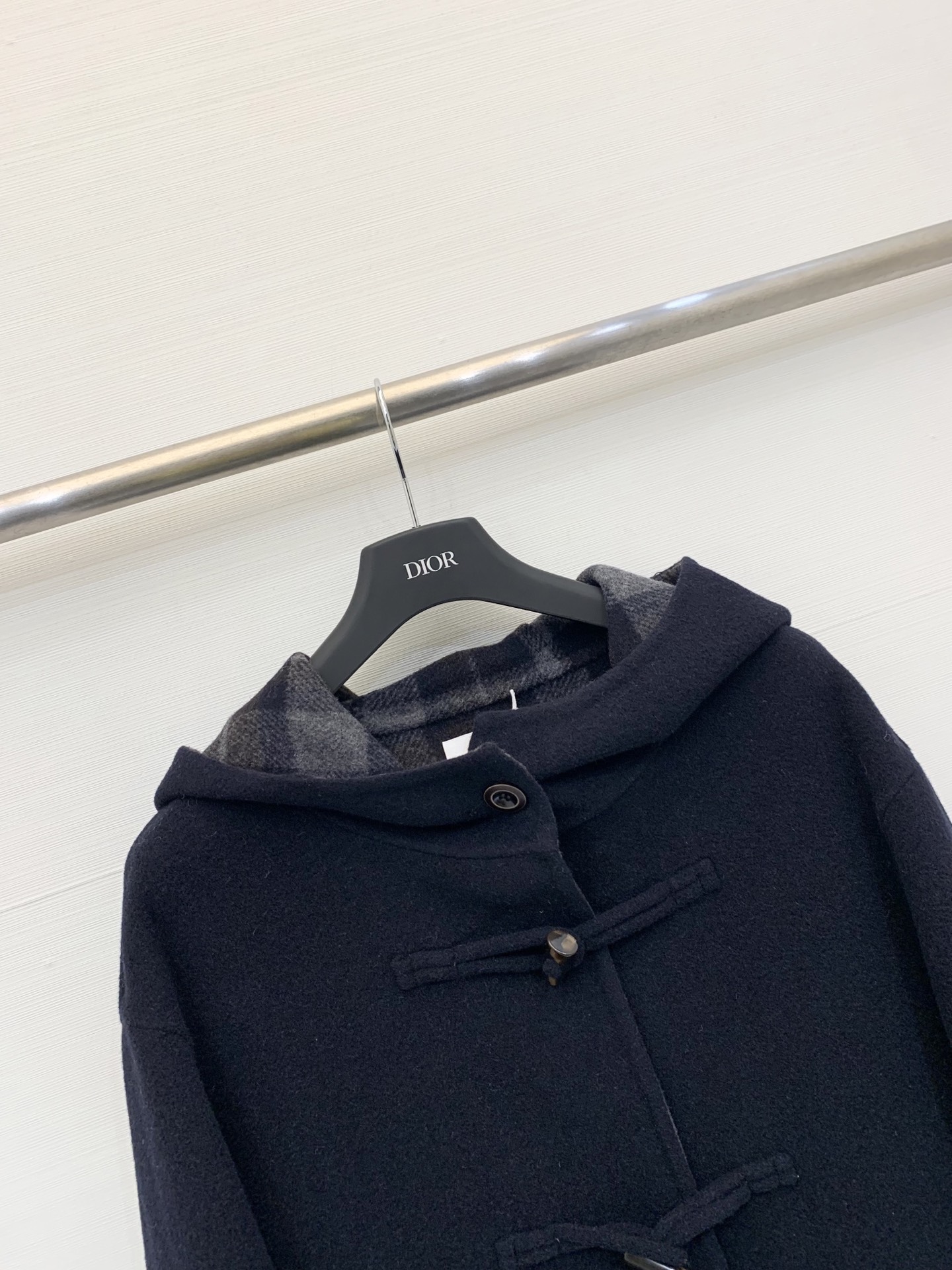 Chloe 25秋冬新款 经典牛角扣羊驼毛连帽大衣 内外相互交映经典格纹 精纺羊驼毛羊毛混纺面料 温暖舒