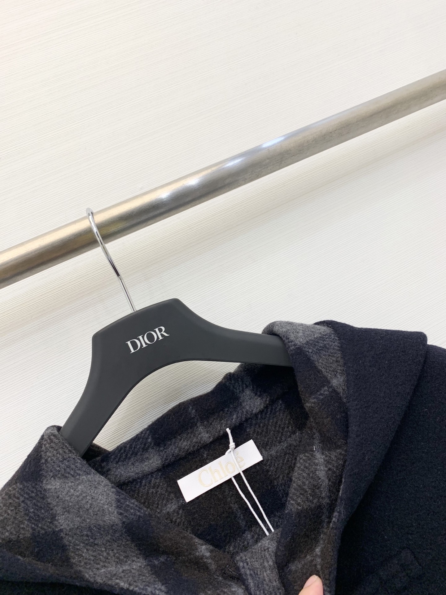 Chloe 25秋冬新款 经典牛角扣羊驼毛连帽大衣 内外相互交映经典格纹 精纺羊驼毛羊毛混纺面料 温暖舒