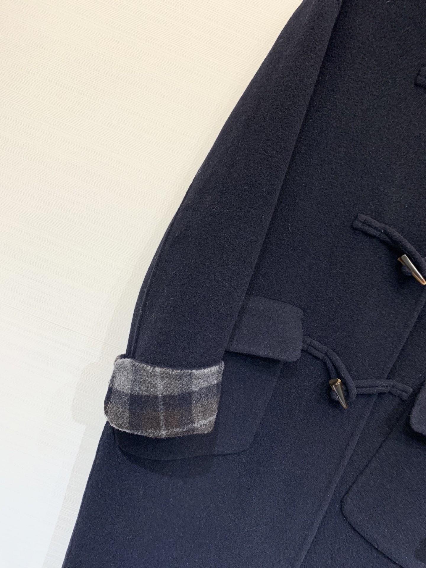 Chloe 25秋冬新款 经典牛角扣羊驼毛连帽大衣 内外相互交映经典格纹 精纺羊驼毛羊毛混纺面料 温暖舒