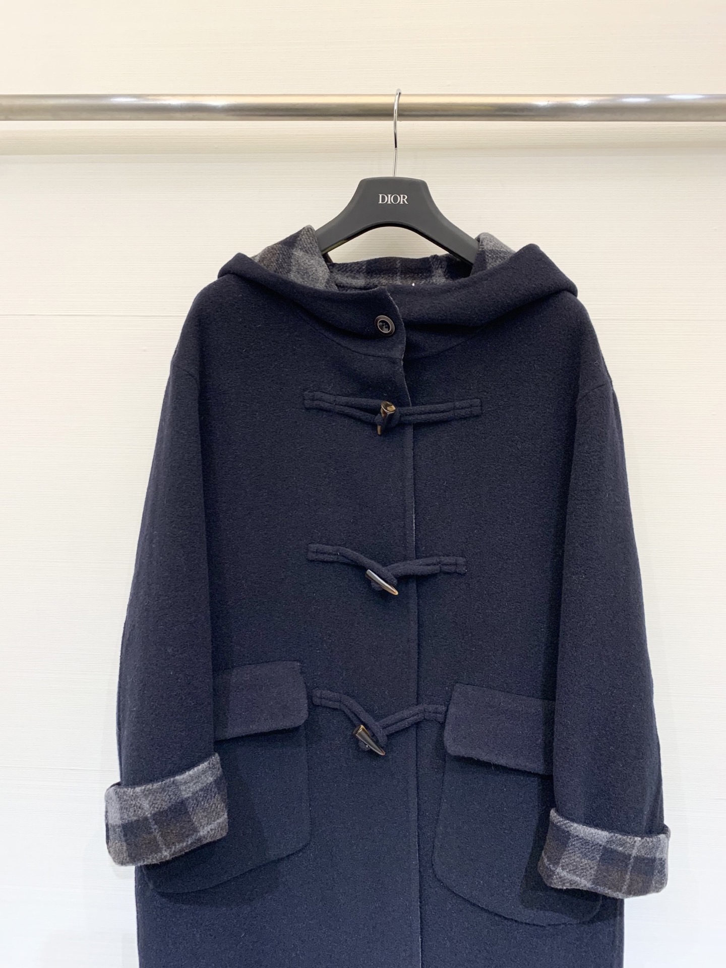 Chloe 25秋冬新款 经典牛角扣羊驼毛连帽大衣 内外相互交映经典格纹 精纺羊驼毛羊毛混纺面料 温暖舒