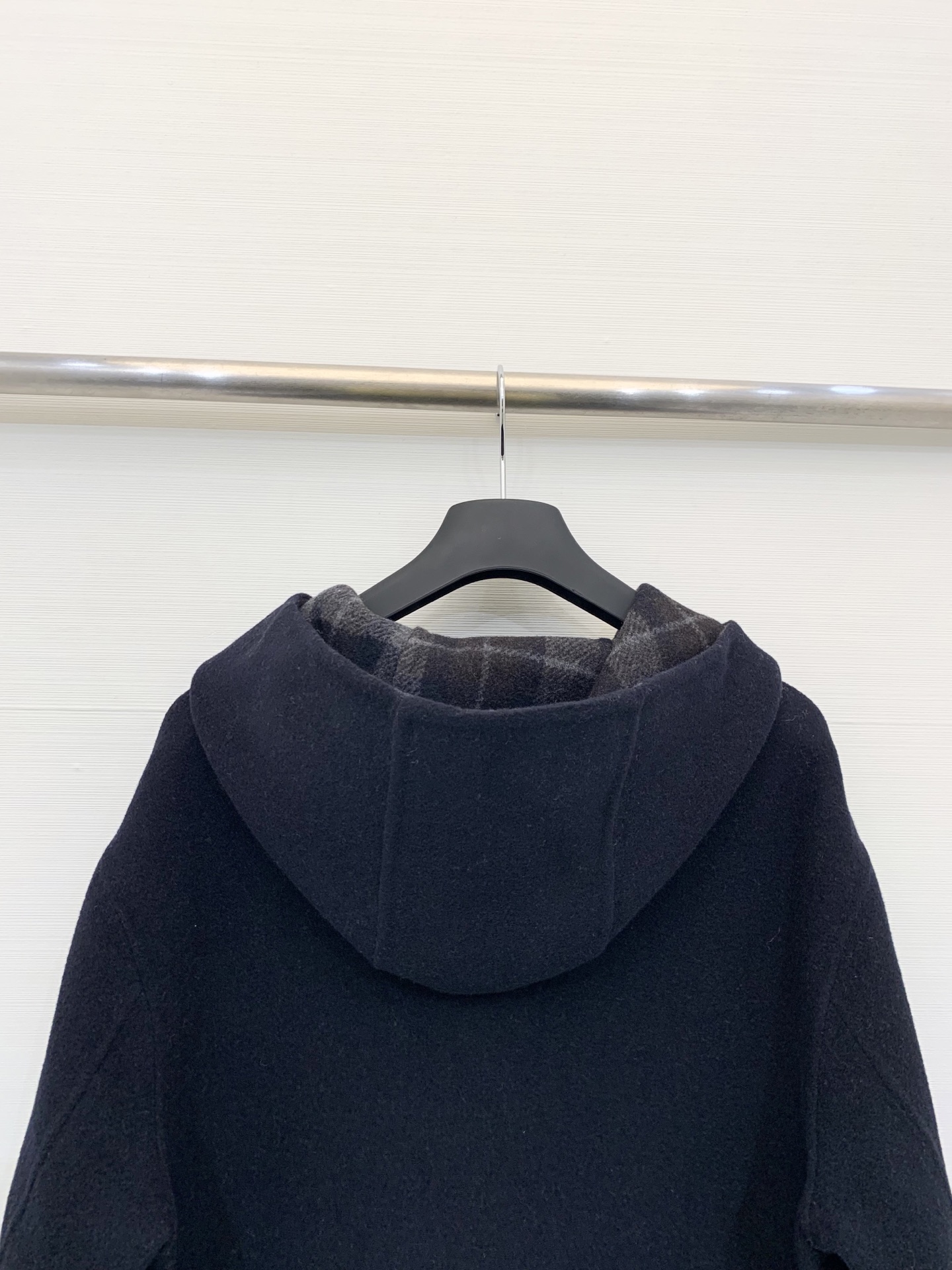 Chloe 25秋冬新款 经典牛角扣羊驼毛连帽大衣 内外相互交映经典格纹 精纺羊驼毛羊毛混纺面料 温暖舒