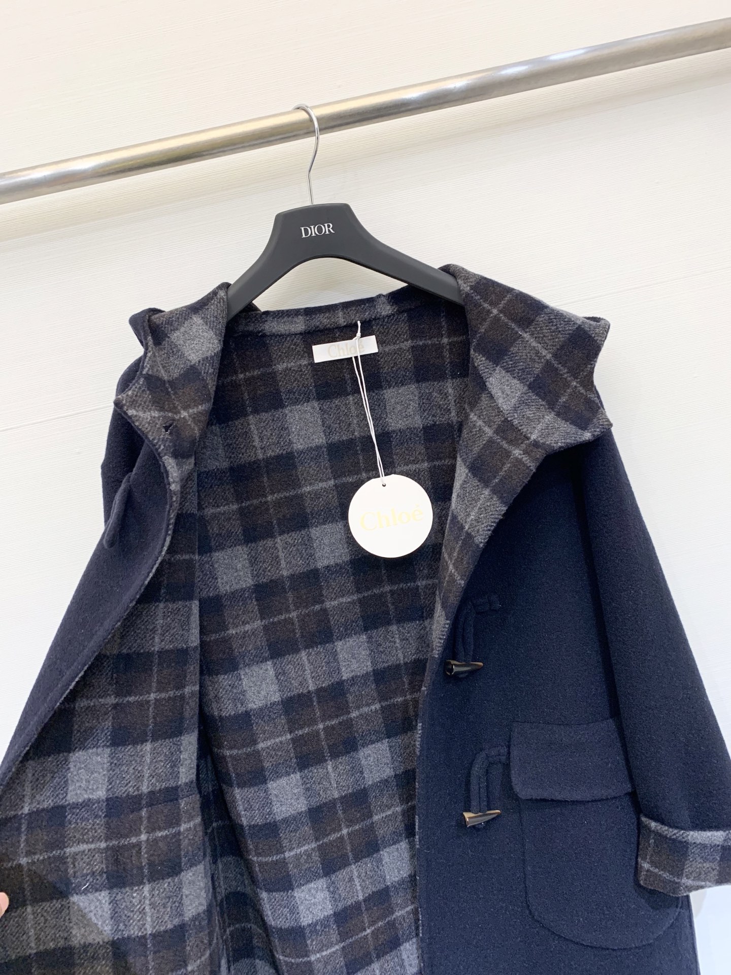 Chloe 25秋冬新款 经典牛角扣羊驼毛连帽大衣 内外相互交映经典格纹 精纺羊驼毛羊毛混纺面料 温暖舒