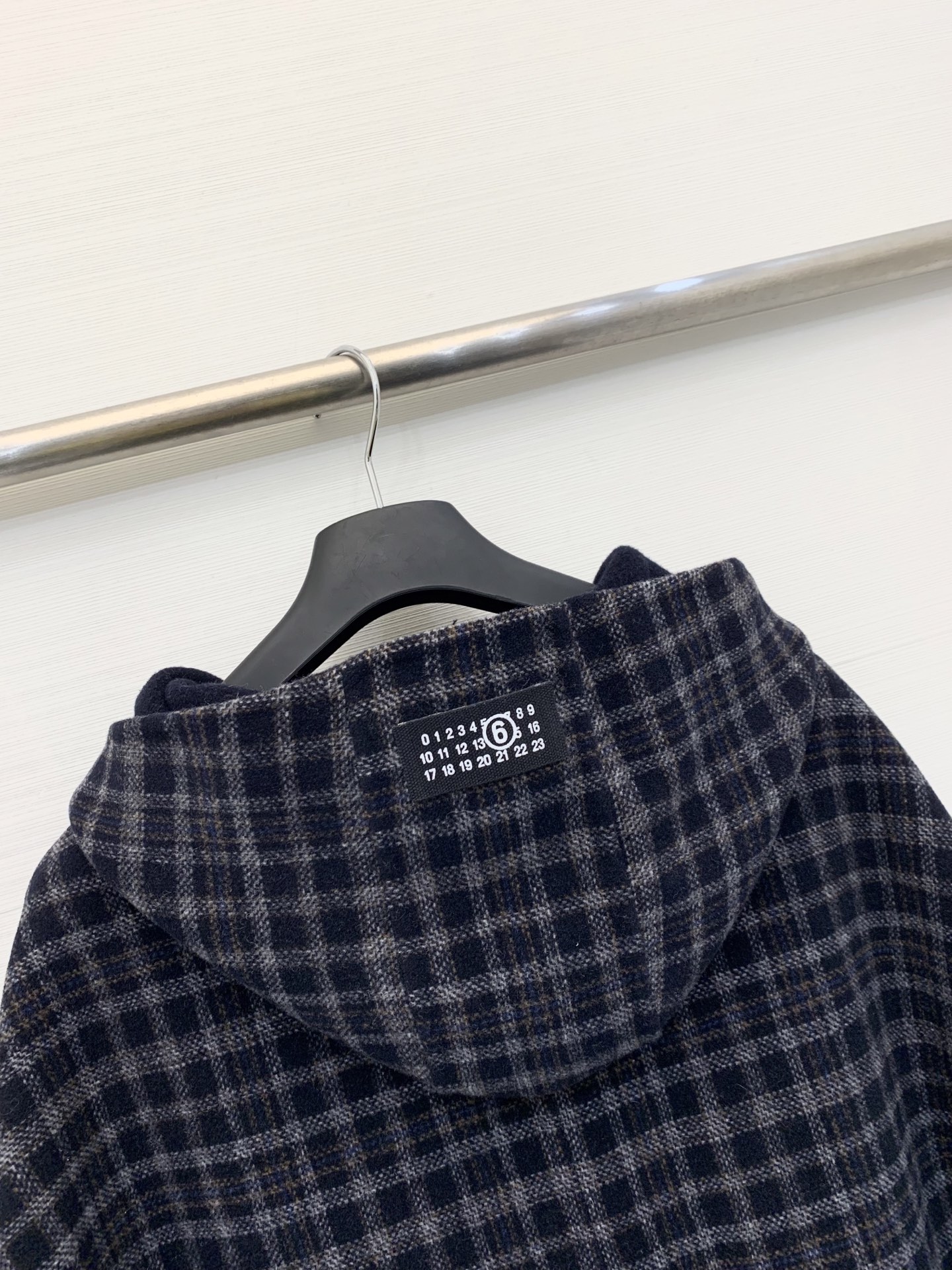 MM6 25秋冬新款 双面羊毛格子连帽大衣 冬日复古气息扑面而来 时髦减龄 帽子点缀数字🔢Logo 超正