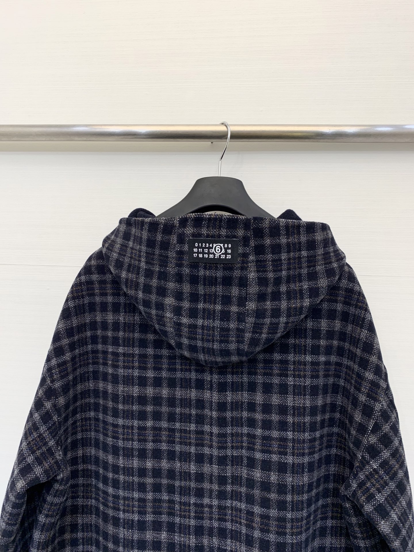 MM6 25秋冬新款 双面羊毛格子连帽大衣 冬日复古气息扑面而来 时髦减龄 帽子点缀数字🔢Logo 超正