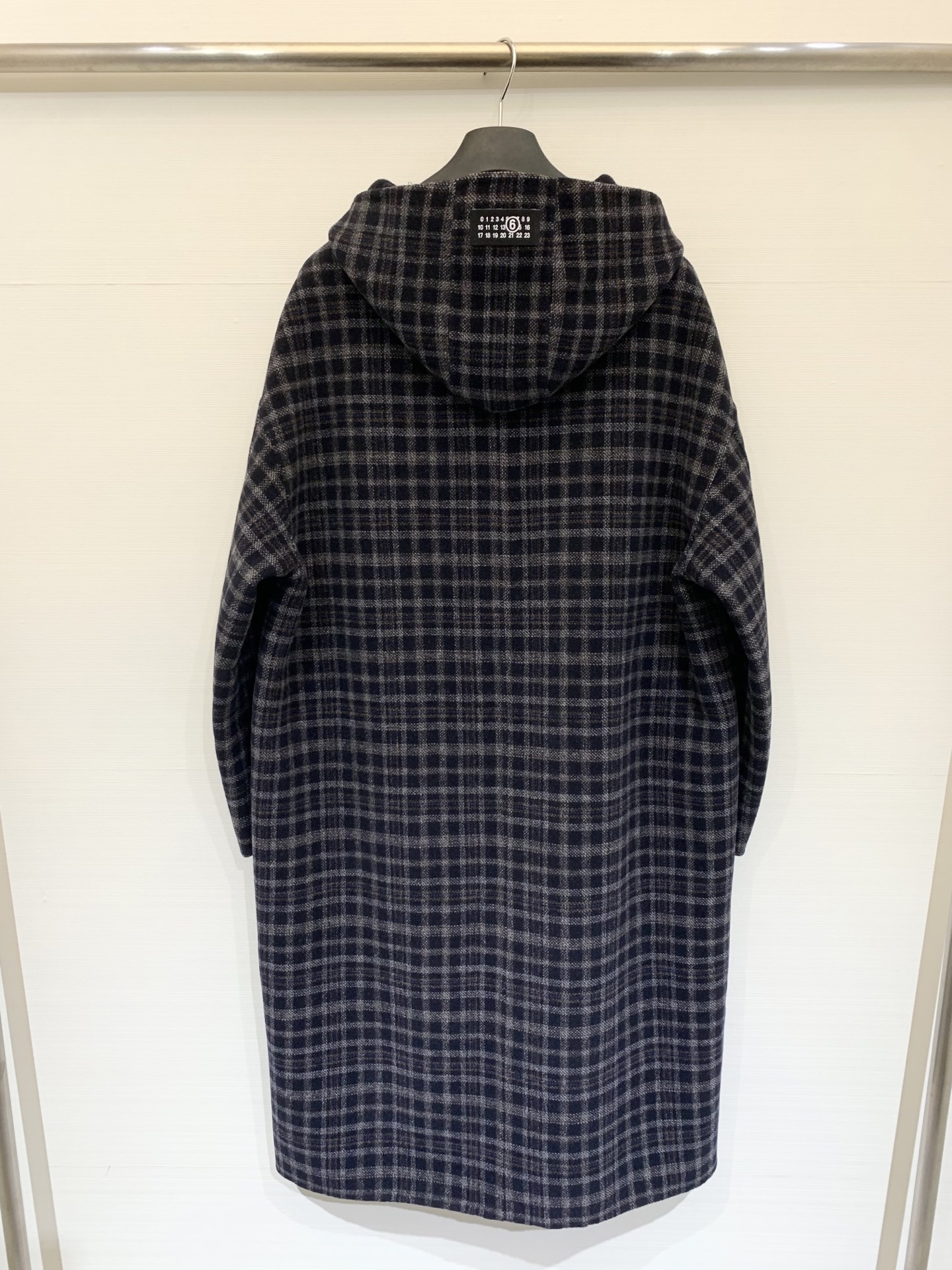 MM6 25秋冬新款 双面羊毛格子连帽大衣 冬日复古气息扑面而来 时髦减龄 帽子点缀数字🔢Logo 超正