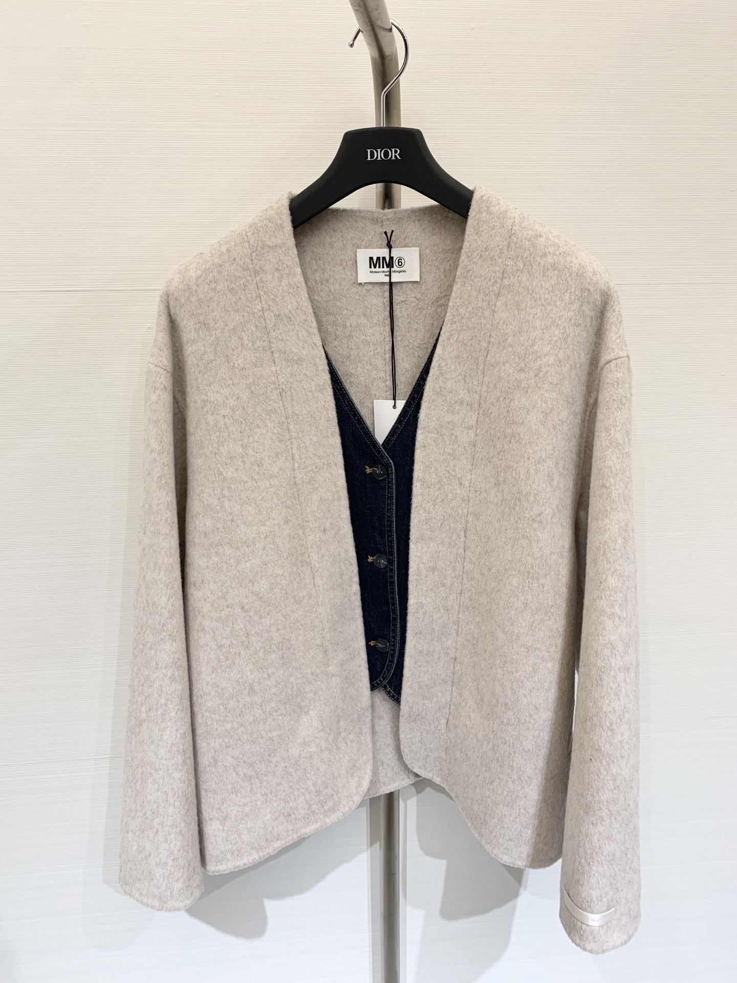 NO:666487,MM6 25 new autumn and winter style denim vest and fake two-piece double-sided wool jacket. Very unique denim splicing design. It looks like a vest with a jacket, but it is actually a fake two-piece outfit. It is full of fashion and high-end. Two-color sml, masion margiela, jackets & coats,  19860909MM6 25秋冬新款 牛仔马甲拼假两件双面羊毛外套 非常独特的牛仔拼接设计 看似马甲搭配外套 实则假两件穿搭 时髦高级感满满 两色sml,,masion margiela,jackets & coats, ,Women's clothing