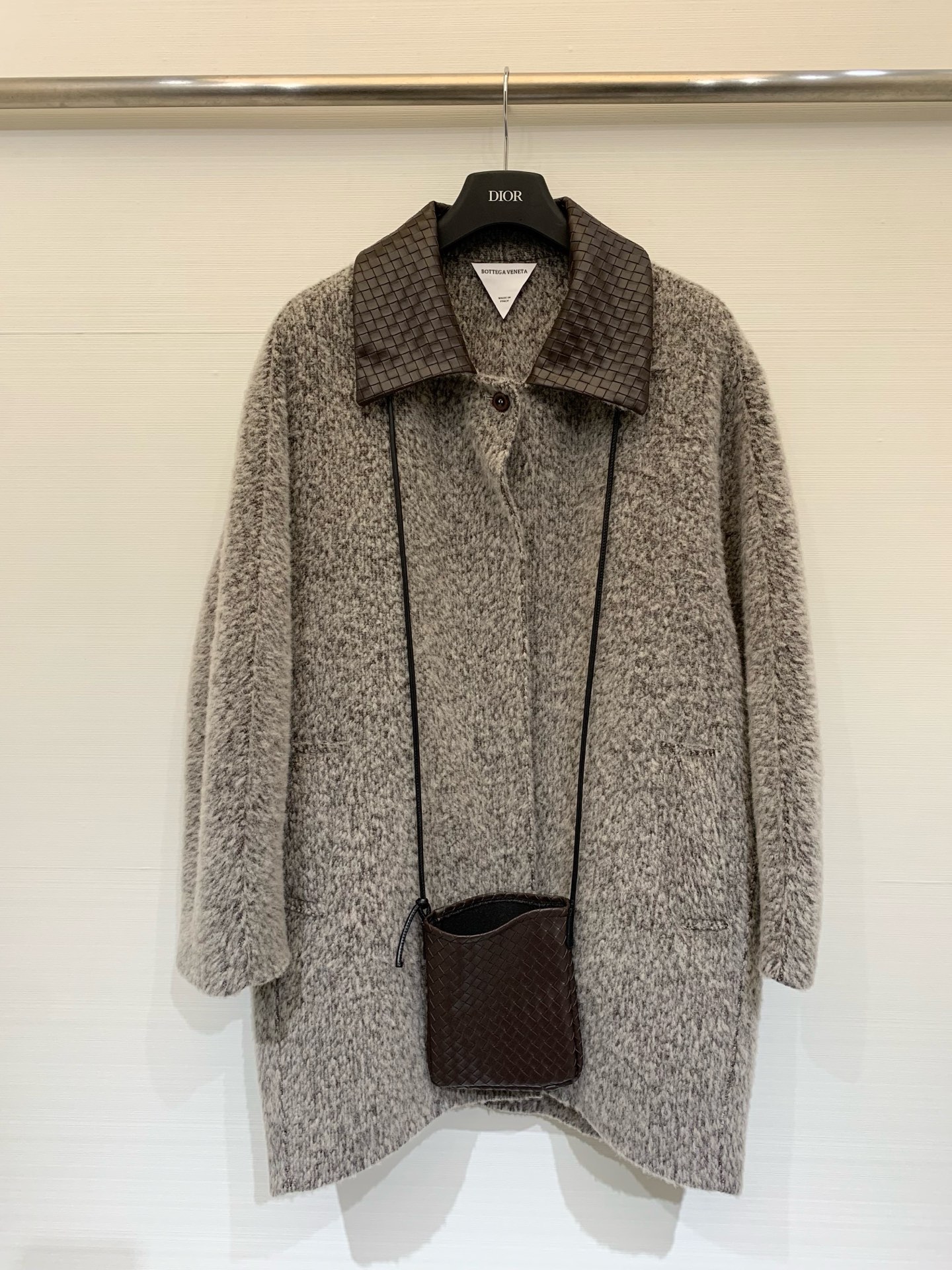 BV 25秋冬新款 编织皮领配包包中长款长毛羊毛大衣，爆款🔥首推，采用安第斯高级别长毛面料 保暖的同时更