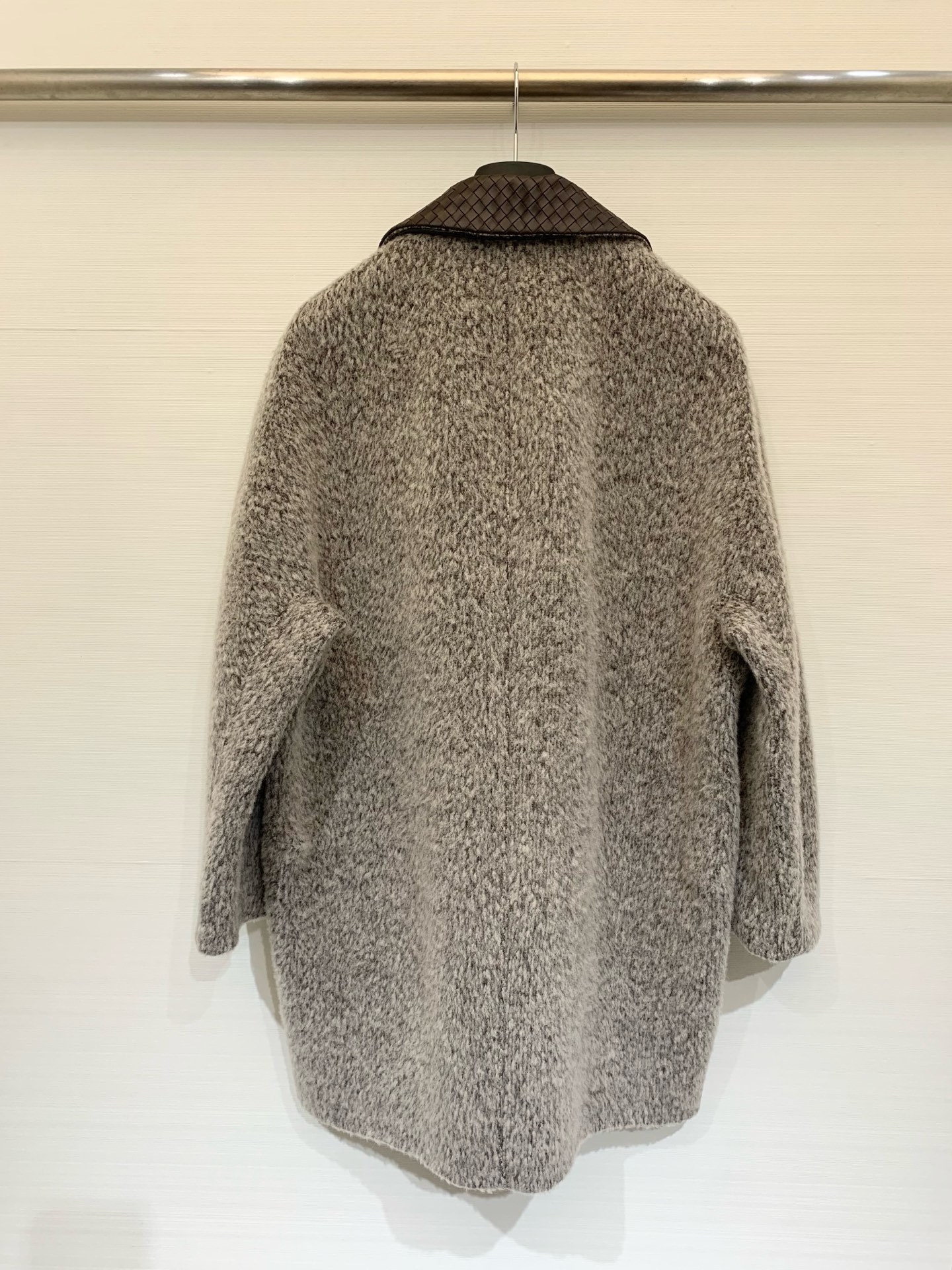 BV 25秋冬新款 编织皮领配包包中长款长毛羊毛大衣，爆款🔥首推，采用安第斯高级别长毛面料 保暖的同时更