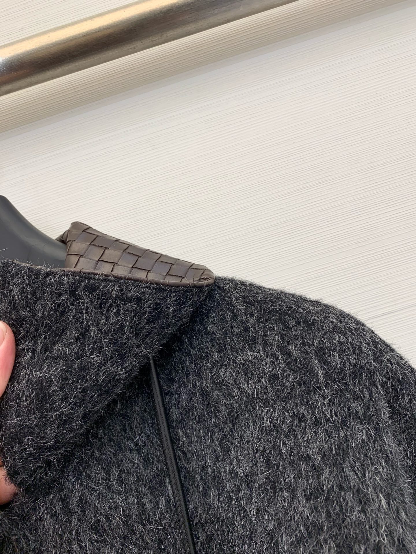 BV 25秋冬新款 编织皮领配包包中长款长毛羊毛大衣，爆款🔥首推，采用安第斯高级别长毛面料 保暖的同时更