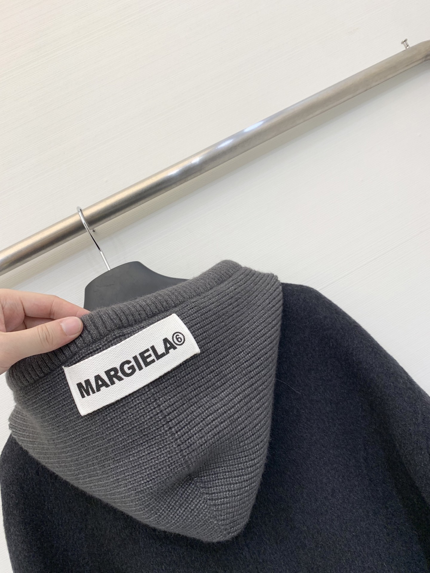 MM6 25秋冬新款 拼接针织帽双面羊绒中长款大衣 灰色色系高级满满 高品质羊绒羊毛面料 触感柔软细腻 