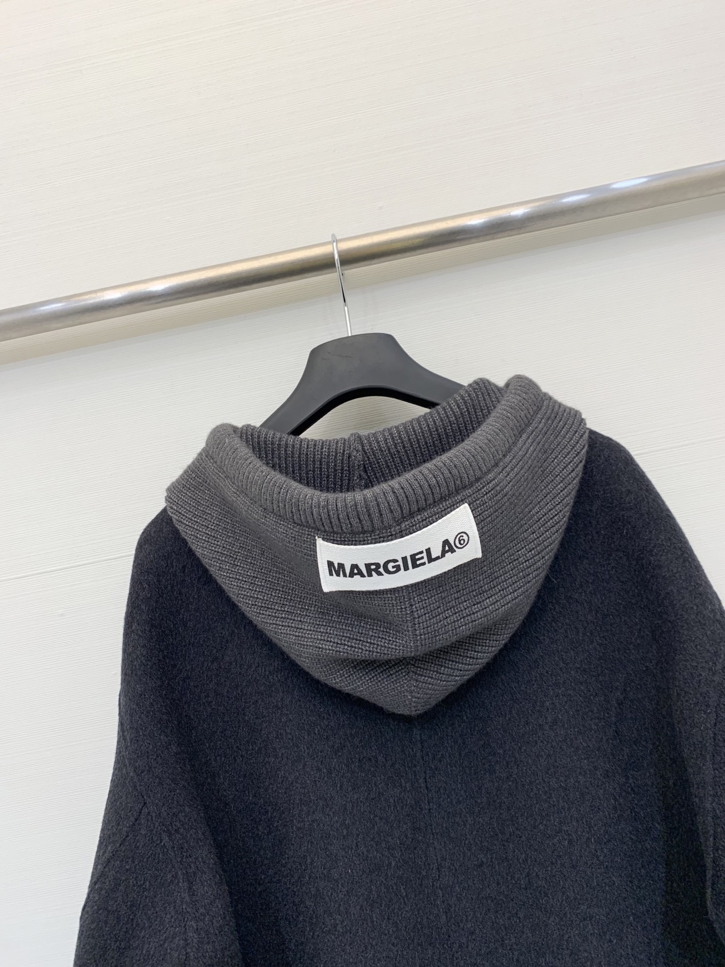 MM6 25秋冬新款 拼接针织帽双面羊绒中长款大衣 灰色色系高级满满 高品质羊绒羊毛面料 触感柔软细腻 