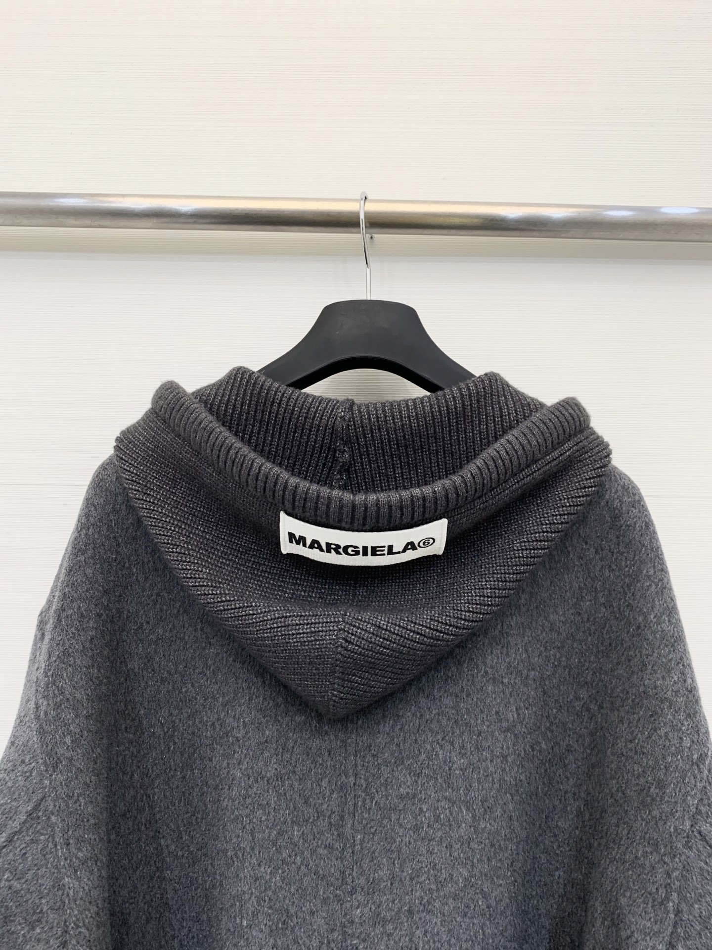 MM6 25秋冬新款 拼接针织帽双面羊绒中长款大衣 灰色色系高级满满 高品质羊绒羊毛面料 触感柔软细腻 