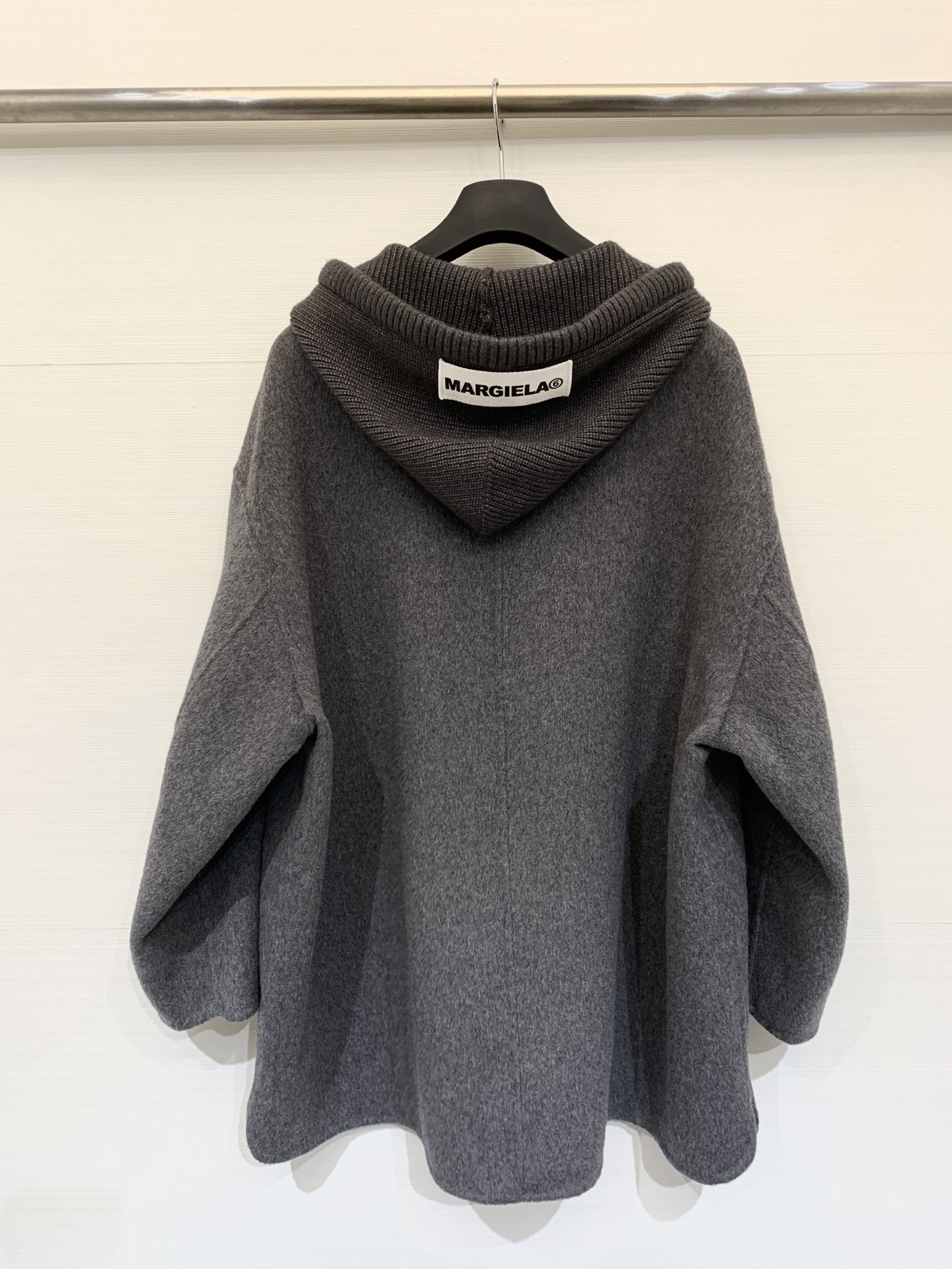 MM6 25秋冬新款 拼接针织帽双面羊绒中长款大衣 灰色色系高级满满 高品质羊绒羊毛面料 触感柔软细腻 