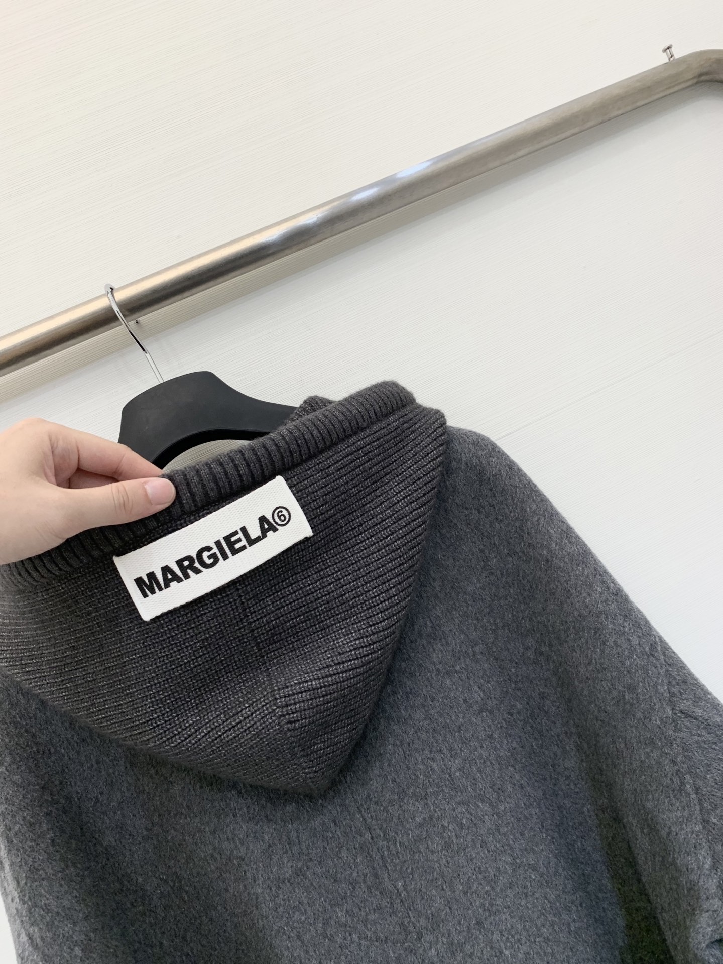 MM6 25秋冬新款 拼接针织帽双面羊绒中长款大衣 灰色色系高级满满 高品质羊绒羊毛面料 触感柔软细腻 