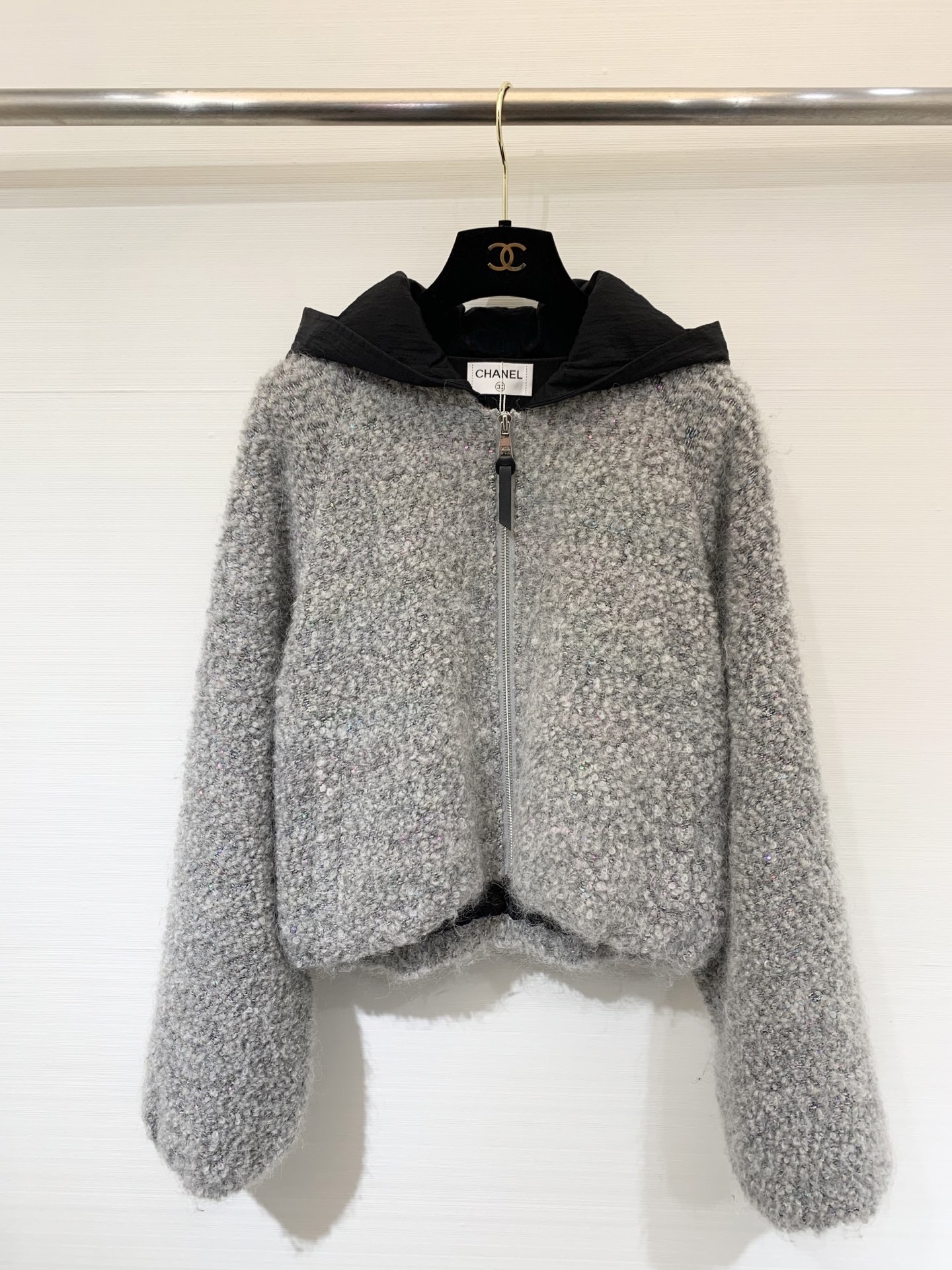 NO:561885,Chanel 25 new autumn and winter style silver silk wool hooded cardigan jacket Customized mohair, alpaca and wool blended fabrics Look closely at the colorful silk threads Full of high-end feel Soft and waxy Built-in lining The upper body is not tied Contrast color hooded design A must-have high-end item for Bai Fumei's wardrobe Size sml,,chanel,jackets & coats,hats,alexander wang19860909Chanel 25秋冬新款 银彩丝毛连帽开衫外套 定制马海毛、羊驼毛和羊毛混纺面料 细看有彩色丝线 高级感满满 手感软糯 内置里衬 上身不扎身 撞色连帽设计 白富美衣橱必备高级单品 码数sml,,chanel,jackets & coats,hats,alexander wang,Women's clothing