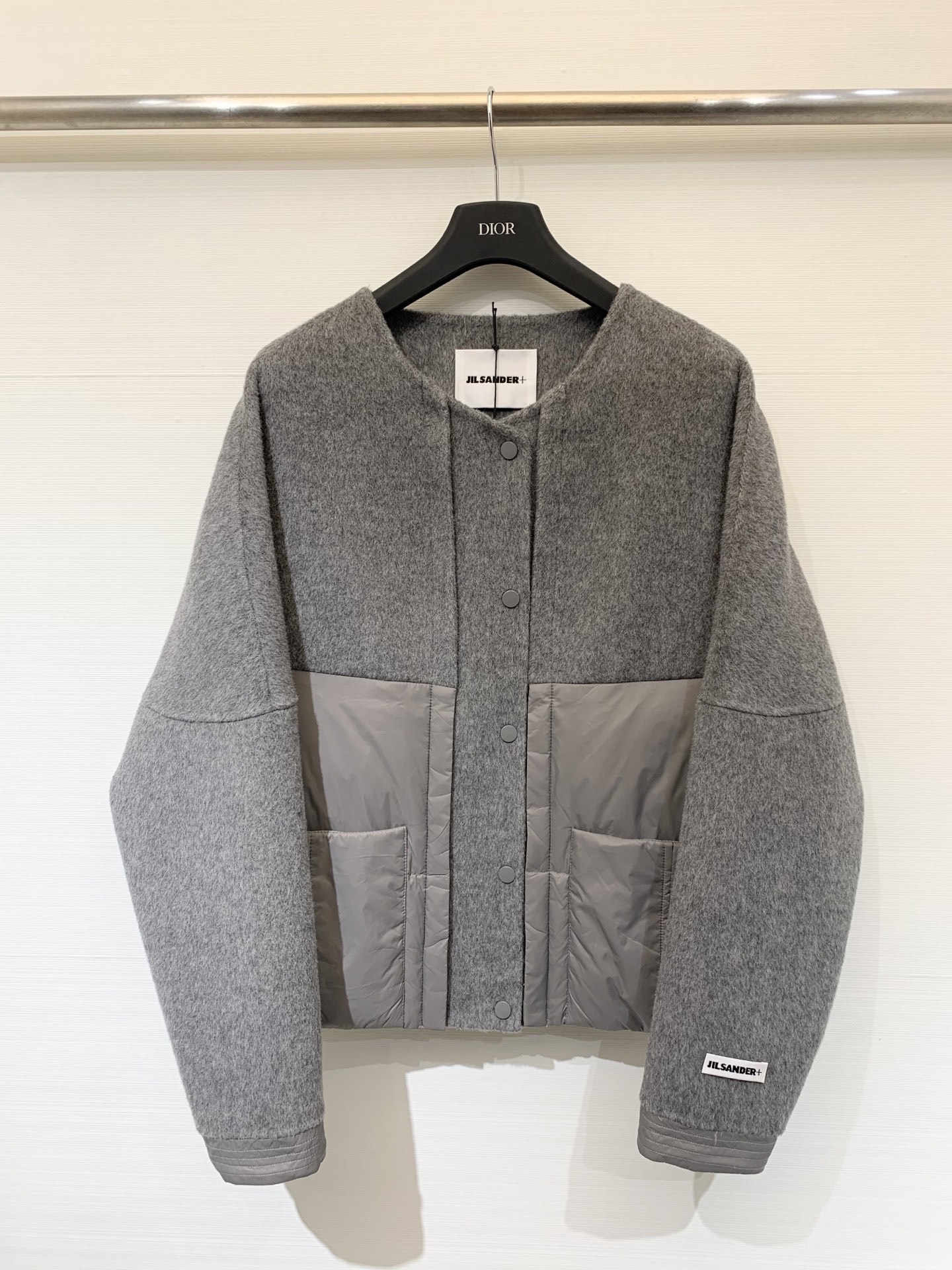 NO:561893,Comes with dust bag JILSANDER 25 new autumn and winter style. The atmosphere is Japanese texture. Wear it with a down spliced ​​woolen jacket. It gives the originally heavy double-sided woolen jacket a sense of layering. Compared with the regular style, this upper body is slimmer and warmer. The logo embellishment on the sleeves is very interesting. Two-color sml, jil sander, jackets & coats, down jacket, alexander wang19860909配防尘袋JILSANDER 25秋冬新款 氛围感日系质感穿搭羽绒拼接羊毛呢外套 让原本厚重的双面呢外套一下子有了层次感 相比常规款 这款上身显瘦又保暖 手袖点缀logo非常有意思 两色sml,,jil sander,jackets & coats,down jacket,alexander wang,Women's clothing