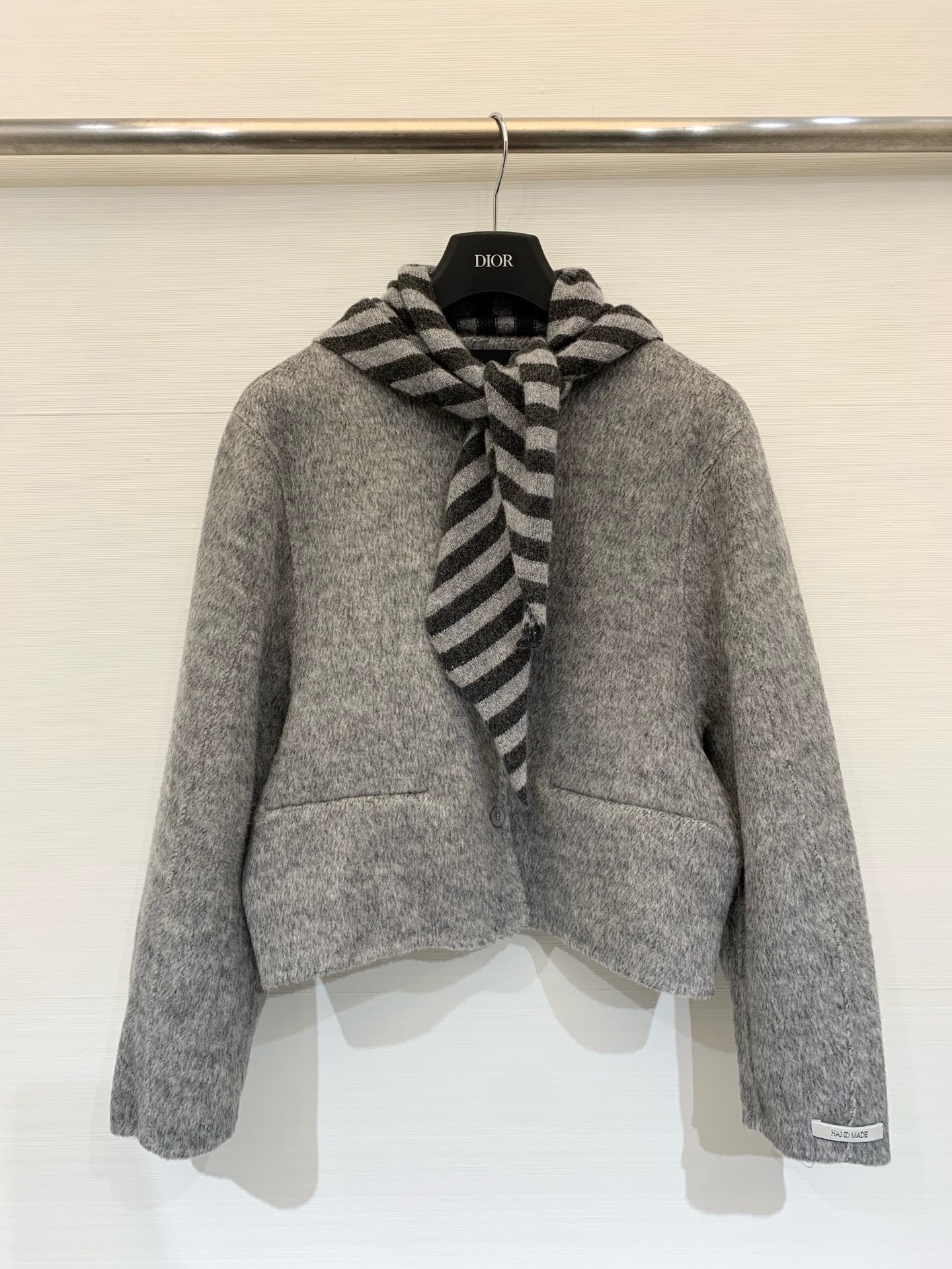NO:565149,IMMI 25 new autumn and winter style double-sided wool jacket with scarf, slightly curved sleeves, soft to the touch, warm and comfortable, detachable scarf, layering for full fashion and atmosphere, two-color SML, jackets & coats, alexander wang19860909IMMI 25秋冬新款 围巾款双面羊毛外套 袖子微弯刀版型 手感柔软 保暖舒适 拆卸围巾 叠搭拉满时髦度和氛围感 两色SML,,jackets & coats,alexander wang,Women's clothing