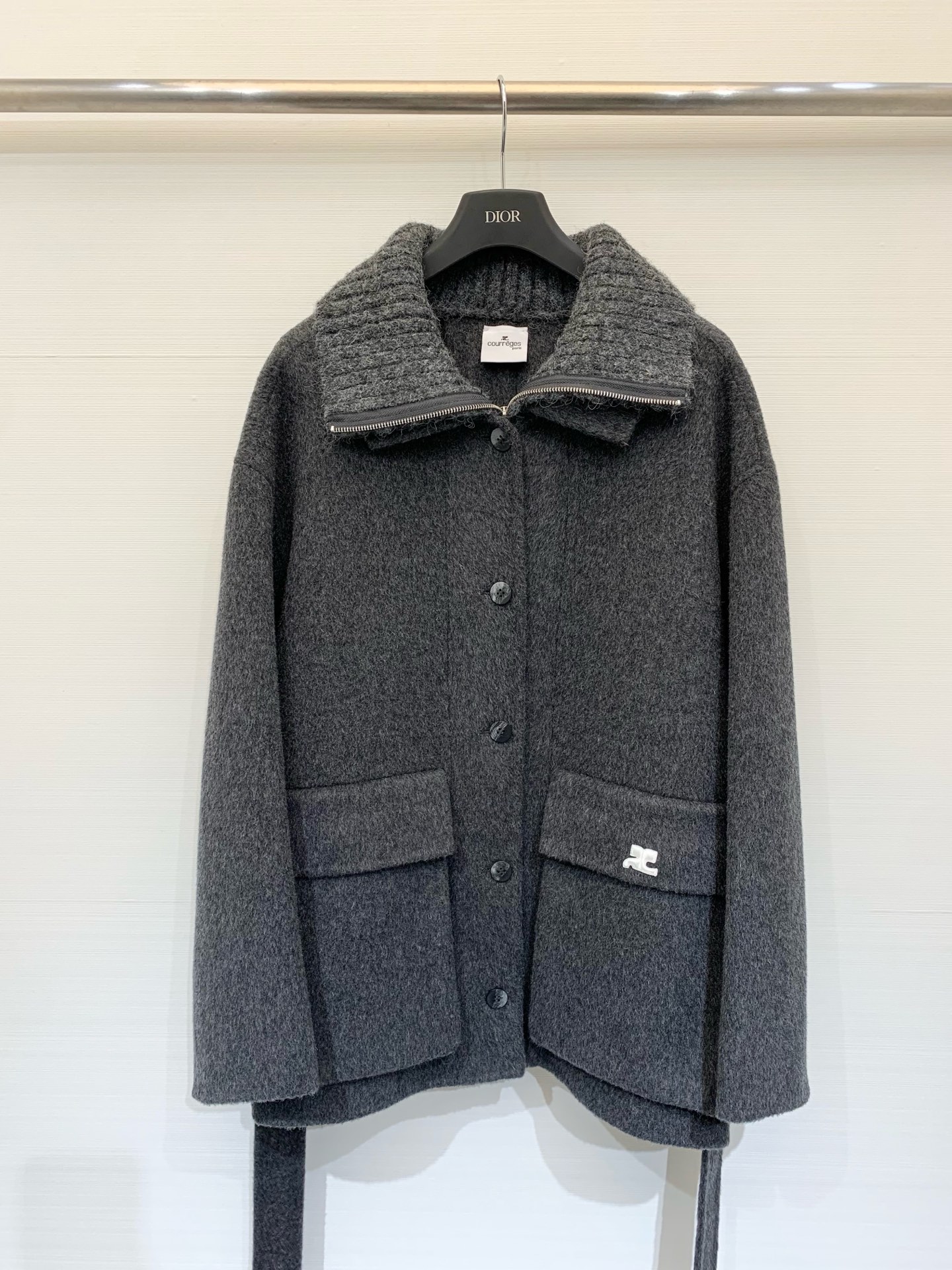 NO:565187,Comes with dust bag, Courreges 25 new autumn and winter model. Fake two-piece spliced ​​knitted collar cashmere mid-length coat/jacket. Made of 10 cashmere 90 wool fabric. Handmade, soft and waxy with texture. Spliced ​​knitted design. Very casual. Size SM,,jackets & coats,alexander wang19860909配防尘袋Courreges 25秋冬新款 假两件拼接针织领羊绒中长款大衣/外套 采用10羊绒90羊毛面料 手工软糯有质感 拼接针织设计 休闲感很强 码数SM,,jackets & coats,alexander wang,Women's clothing