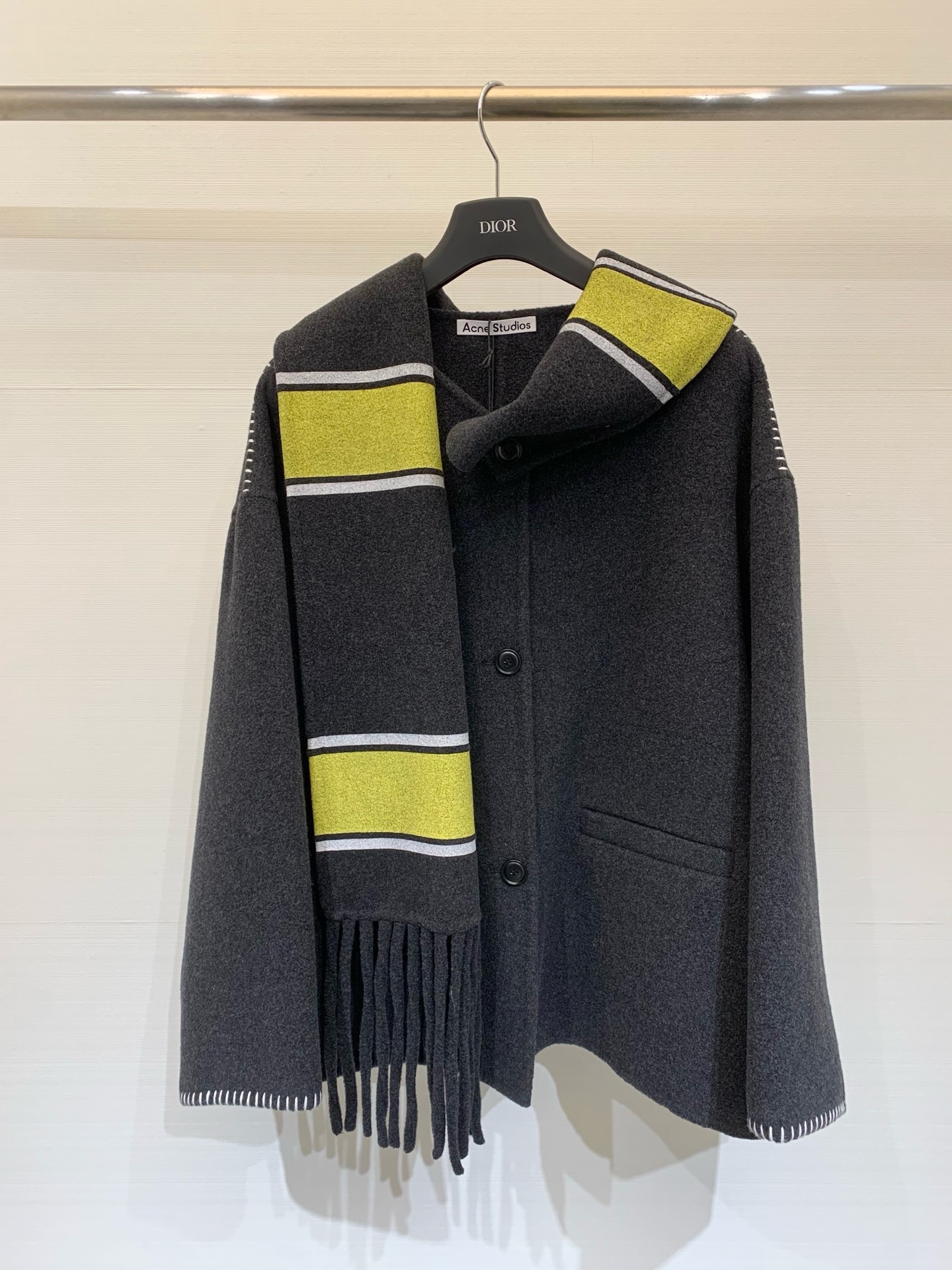 NO:565177,Comes with dust bag AcneStudios 25 Autumn and Winter wide Fairy tassel scarf style cashmere jacket Second-color scarf is very casual 5 cashmere fabric is soft and fluffy Hand-stitched topstitch design embellishment Full of high-end feel Two-color SML,,acne studios,dior,jackets & coats,alexander wang19860909配防尘袋AcneStudios 25秋冬宽 神仙流苏围巾款羊绒外套 间色围巾休闲感爆棚 5羊绒面料软糯蓬松 手缝明线设计点缀 高级感满满 两色SML,,acne studios,dior,jackets & coats,alexander wang,Women's clothing