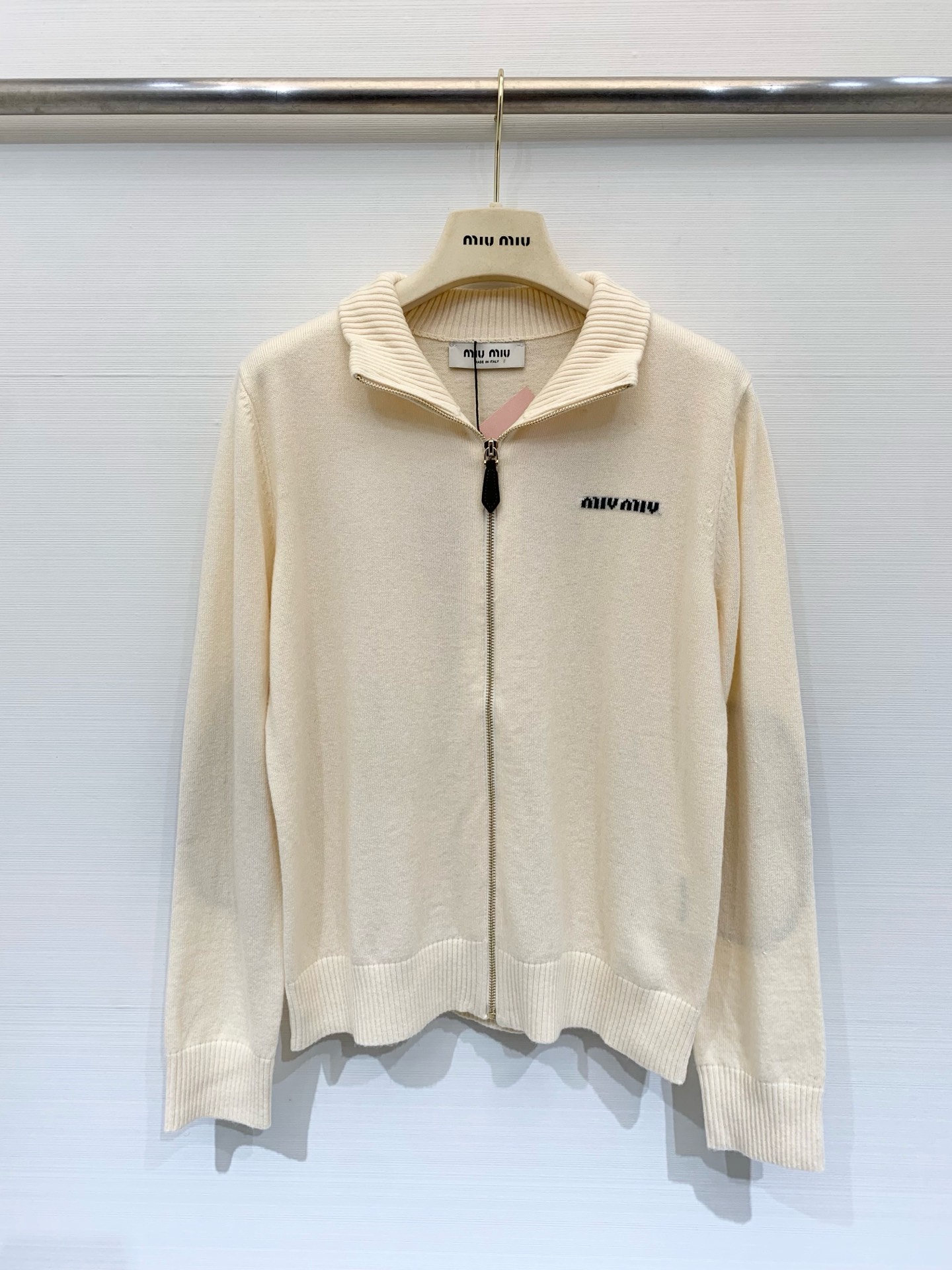 NO:565154,MIUMI* 25 new autumn and winter style retro style patch zipper knitted cardigan Logo pattern printing on the chest embellished with high-end atmosphere on the upper body Three colors sml,,miumiu,alexander wang19860909MIUMI* 25秋冬新款 复古风补丁拉链针织开衫 胸前Logo图案印花点缀 上身高级氛围感 三色sml,,miumiu,alexander wang,Women's clothing