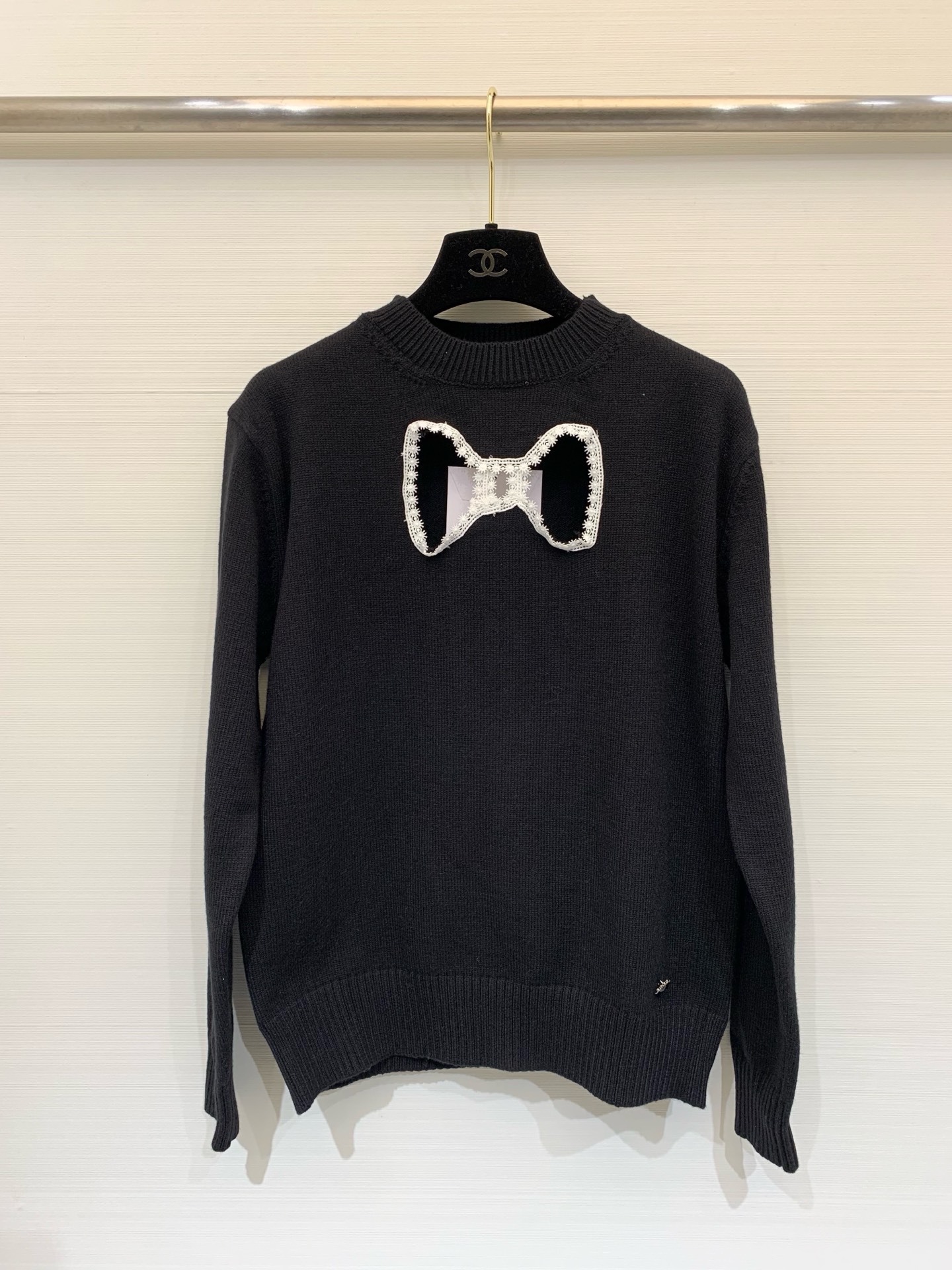 NO:565160,Chanel 25 new autumn and winter style, bow hollow knitted long sleeves, pullover style, zg latest elements, dreamy bow hollow pattern, hem accessories embellishment, upper body with high-end atmosphere, 2 colors sml,,chanel,alexander wang19860909Chanel 25秋冬新款 蝴蝶结镂空针织长袖 套头款 zg最新元素 梦幻蝴蝶结镂空图案 下摆配件点缀 上身高级氛围感 2色sml,,chanel,alexander wang,Women's clothing