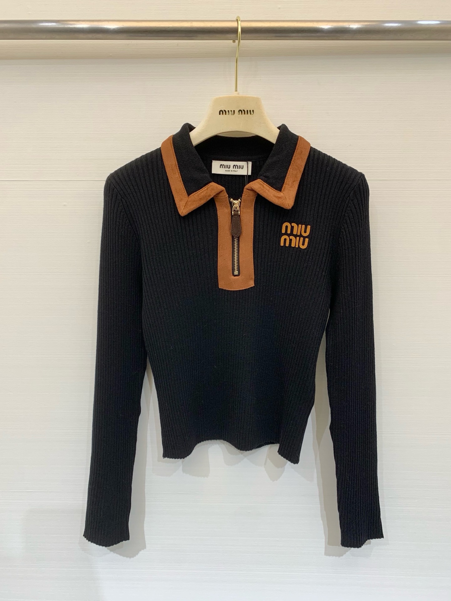 NO:565148,MIUMI* 25 new autumn and winter style, retro-style lapel zipper knitted long sleeves, imitation suede trim, chest logo pattern patch embellishment, upper body with high-end atmosphere, two-color SML, miumiu, chamois leather, alexander wang19860909MIUMI* 25秋冬新款 复古风翻领拉链针织长袖 仿麂皮饰边 胸前Logo图案贴饰点缀 上身高级氛围感 两色SML,,miumiu,chamois leather,alexander wang,Women's clothing