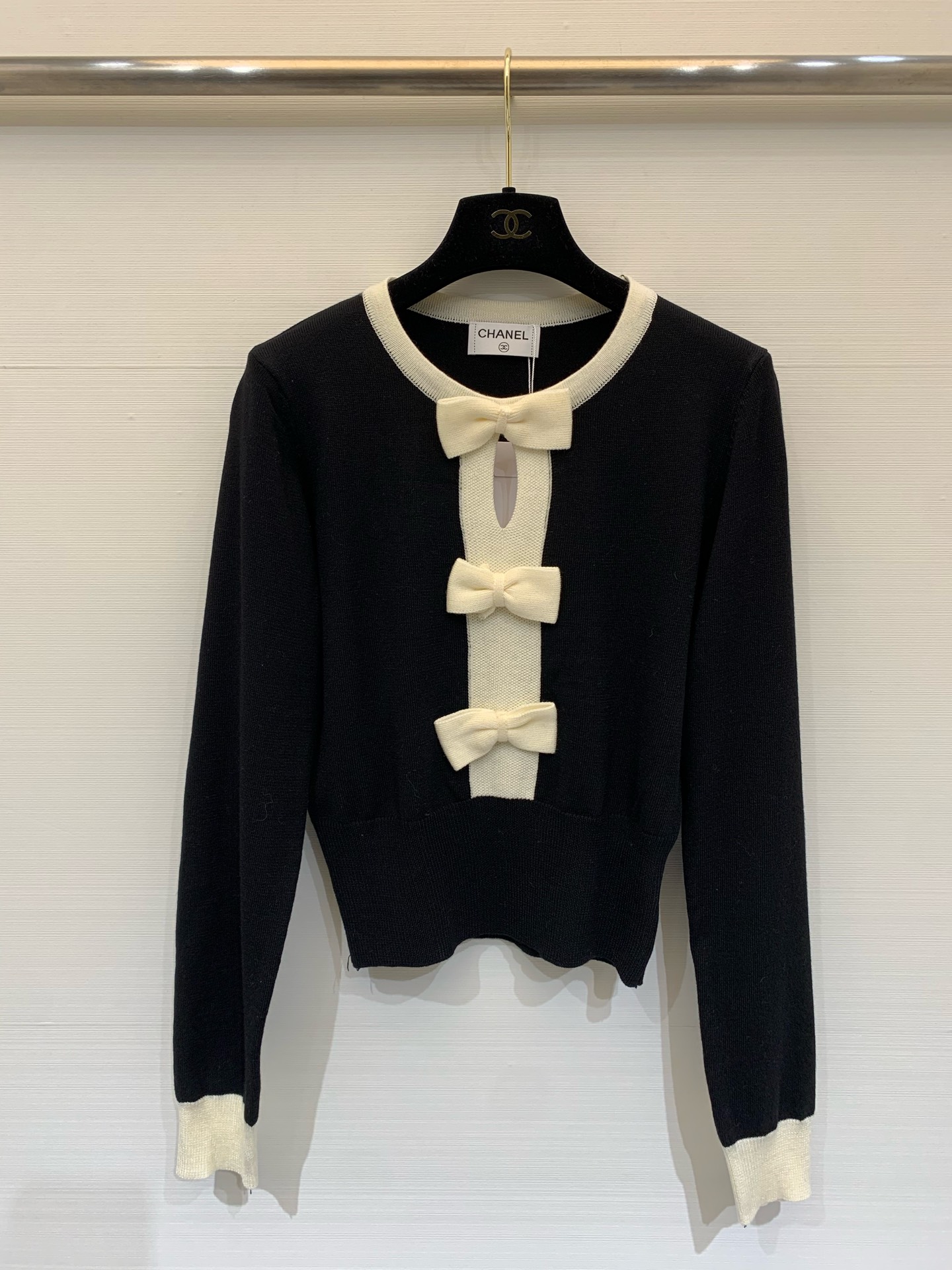 NO:566986,Chanel 25 new autumn and winter style, three-dimensional bow hollow long-sleeved model, logo pattern decoration, upper body with high-end atmosphere, two colors //,,chanel,alexander wang19860909Chanel 25秋冬新款 立体蝴蝶结镂空长袖款 logo图案修饰点缀 上身高级氛围感 两色//,,chanel,alexander wang,Women's clothing