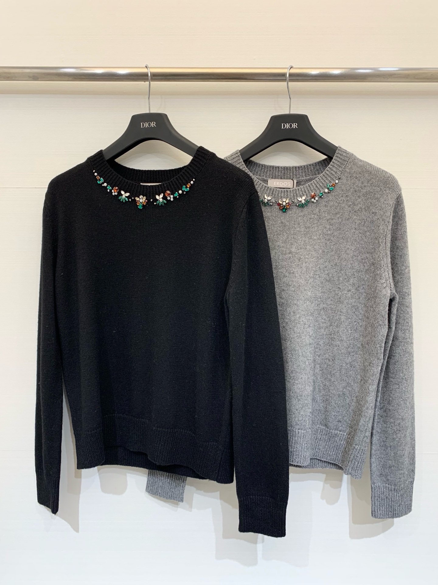 NO:566990,Erdos new autumn and winter style, the same style as the base shirt from the official website. The logo pattern is decorated and embellished with a high-end atmosphere on the upper body. 2 colors // P,,alexander wang19860909Erdos 秋冬新款 官网同款打底衫款 logo图案修饰点缀 上身高级氛围感 2色// P,,alexander wang,Women's clothing