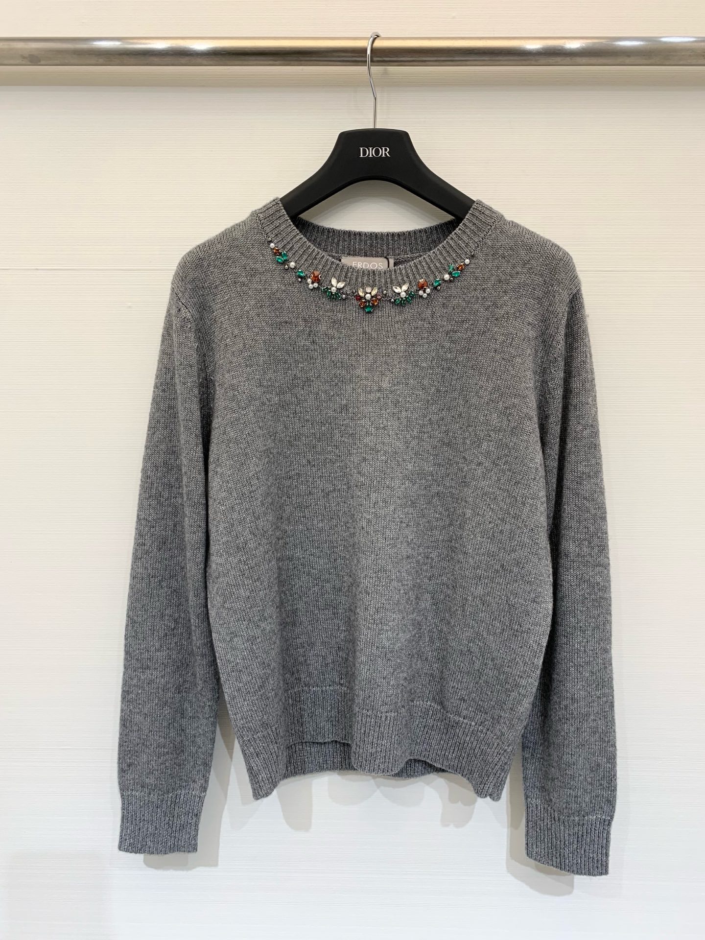 NO:566994,Erdos autumn and winter new model, the same style as the base shirt from the official website, logo pattern decoration and high-end atmosphere on the upper body, 2 colors//,,alexander wang19860909Erdos 秋冬新款 官网同款打底衫款 logo图案修饰点缀 上身高级氛围感 2色//,,alexander wang,Women's clothing