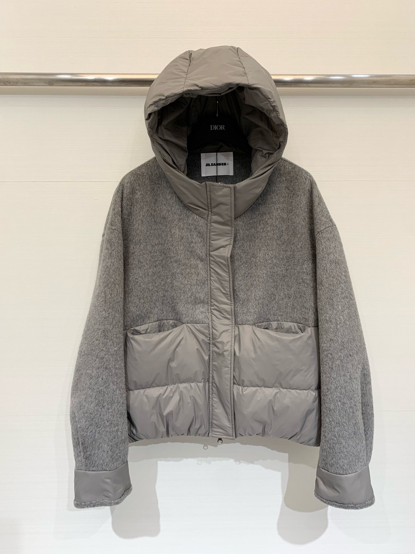 NO:566970,Comes with dust bag JILSANDER 25 new products for autumn and winter. Hooded design wool splicing down jacket. yb customized wool fabric with 90 white duck down filling. Quality control must be included. Moderate fluffy national standard goose down filling. Loose waist design does not flatter the upper body and looks slim. The hooded design is warm. Casual and elegant to create a sense of Italian elegance. Perfect quality depends on the details. Two-color SML, jil sander, jackets & coats, down  jacket,hats,alexander wang19860909配防尘袋JILSANDER 25秋冬新品 连帽设计羊毛拼接羽绒服外套 yb定制羊毛面料拼90白鸭绒填充 品质控必入 适度蓬松的国标鹅绒充绒量 宽松收腰版型设计不挑人上身超巨显瘦 连帽设计暖呼呼 随性大方打造意式优雅的高级感 完美品质看细节 两色SML,,jil sander,jackets & coats,down jacket,hats,alexander wang,Women's clothing