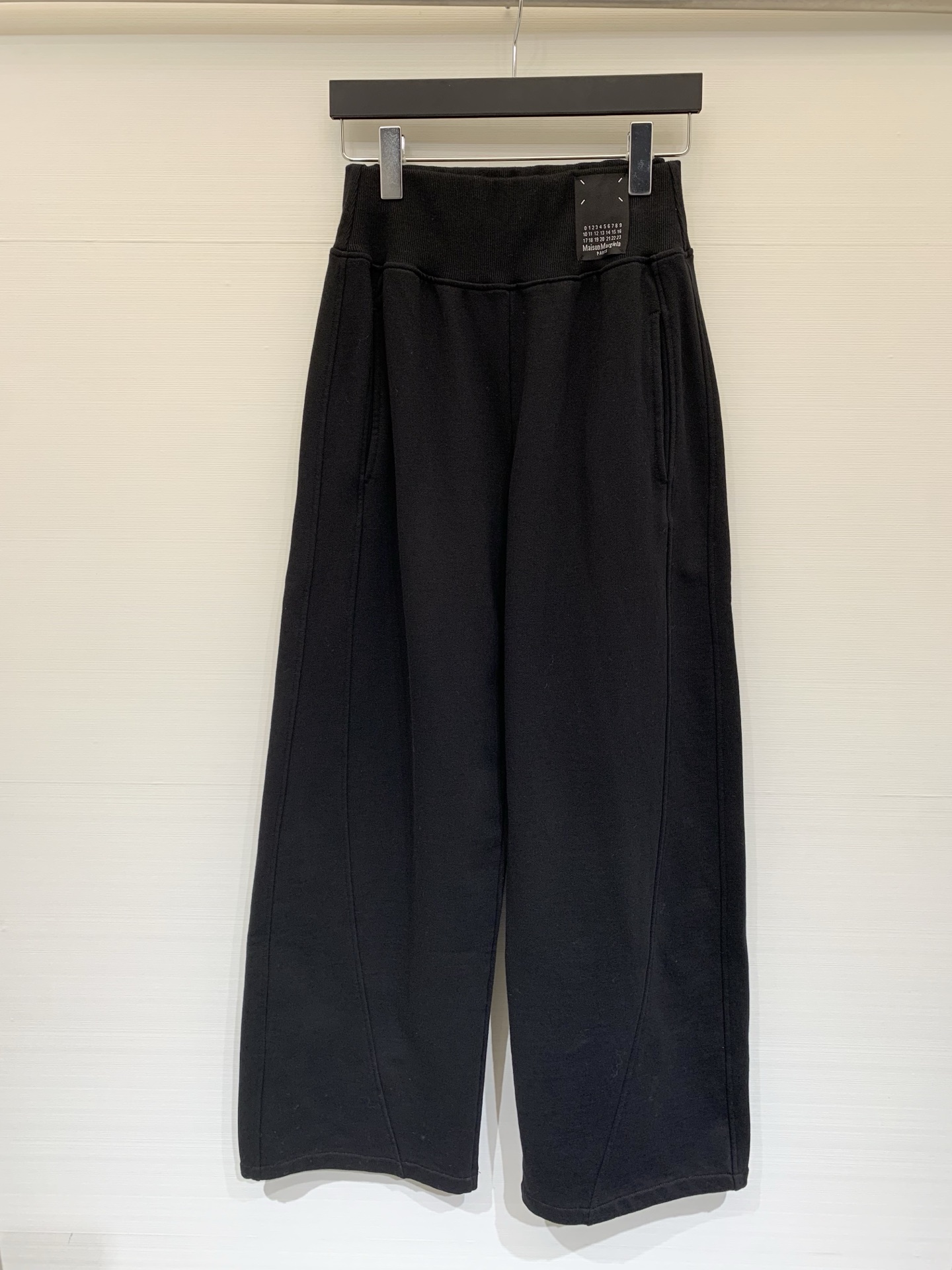 NO:568959,MM6 25 new autumn and winter high-waisted casual wide-leg pants, all-round fashion comrade, loose straight version, universal matching item, black white, size ml, masion margiela, alexander wang19860909MM6 25秋冬新款 高腰休闲阔腿裤 全能型时尚战友 宽松直筒版型 万能搭配单品 黑色 白色 码数ml,,masion margiela,alexander wang,Women's clothing