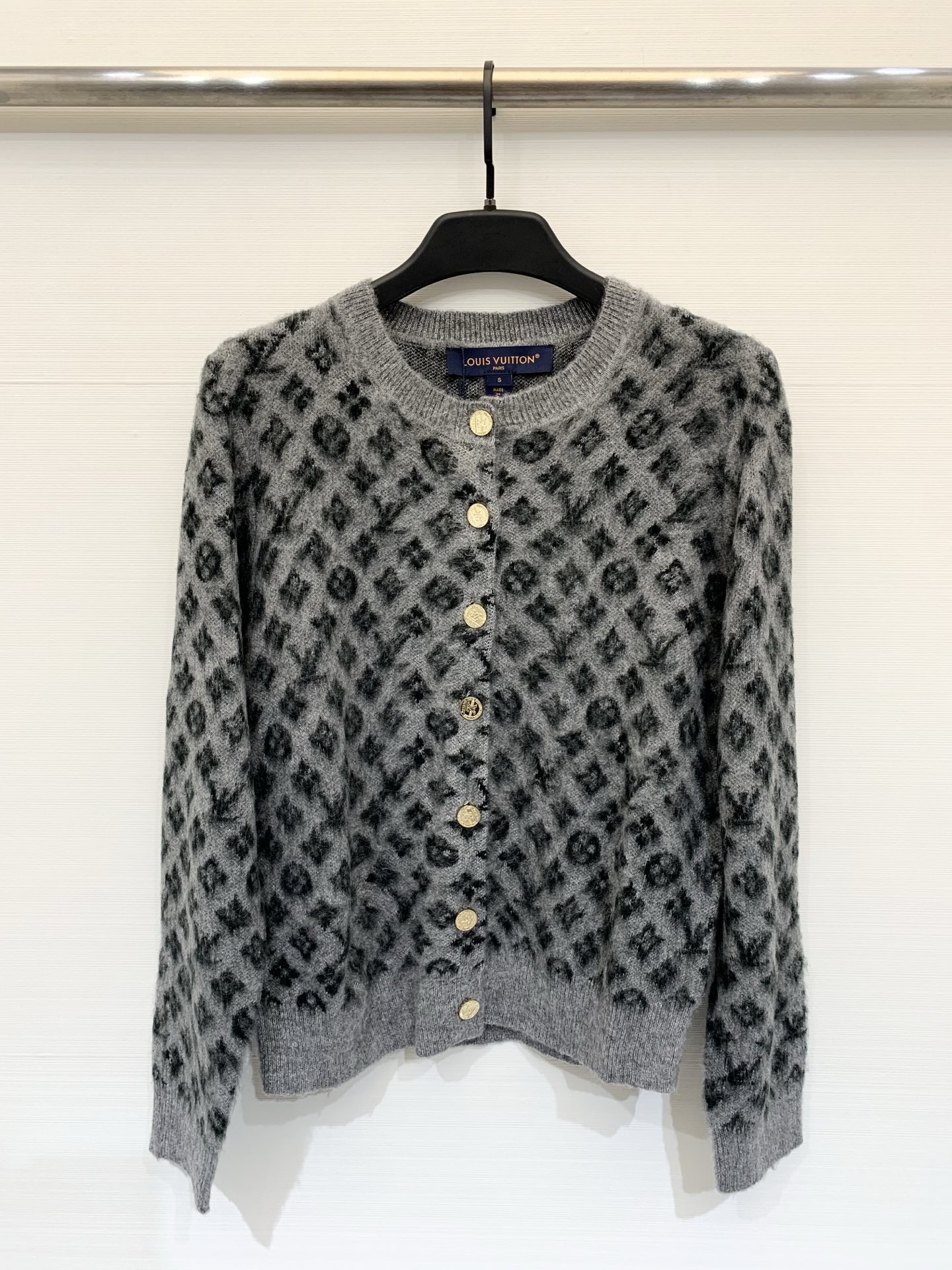NO:568964,LouisVuit*on Monogram presbyopia mohair knitted cardigan Full logo pattern high fashion The upper body looks slim and high-end Color code //,,louis vuitton,alexander wang19860909LouisVuit*on Monogram老花马海毛针织开衫 满Logo图案高级时尚 上身显瘦高级 色碼 //,,louis vuitton,alexander wang,Women's clothing
